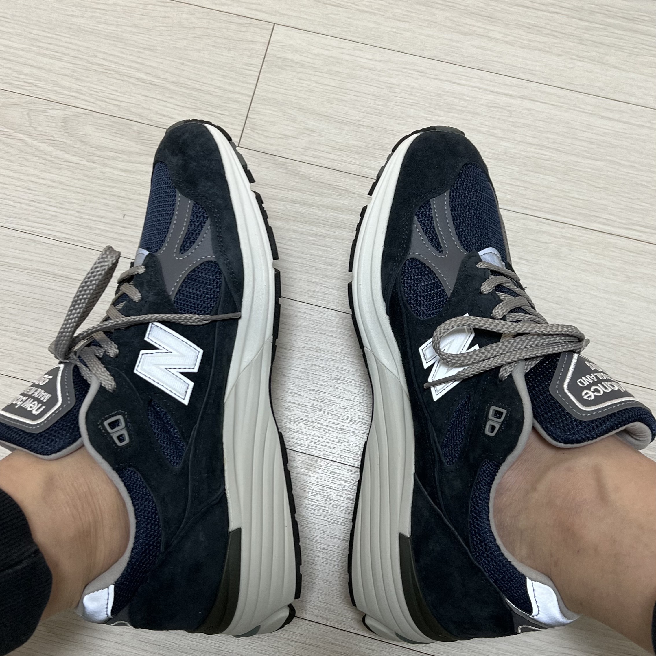 New Balance 991v2 Made in UK Dark Navy Smoked Pearl 착용 스타일 - 3