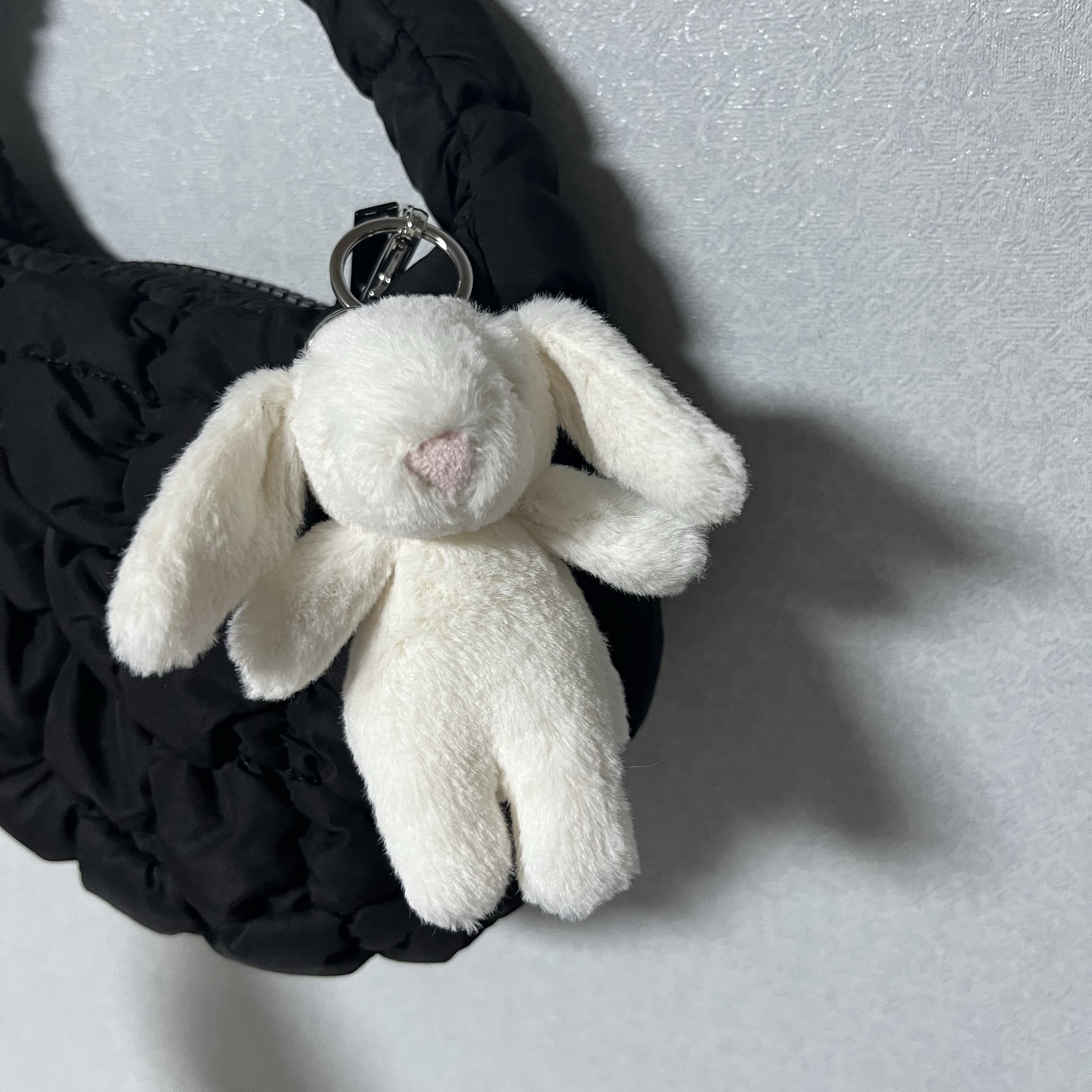 Jellycat Bashful Bunny Bag Charm Cream 착용 스타일