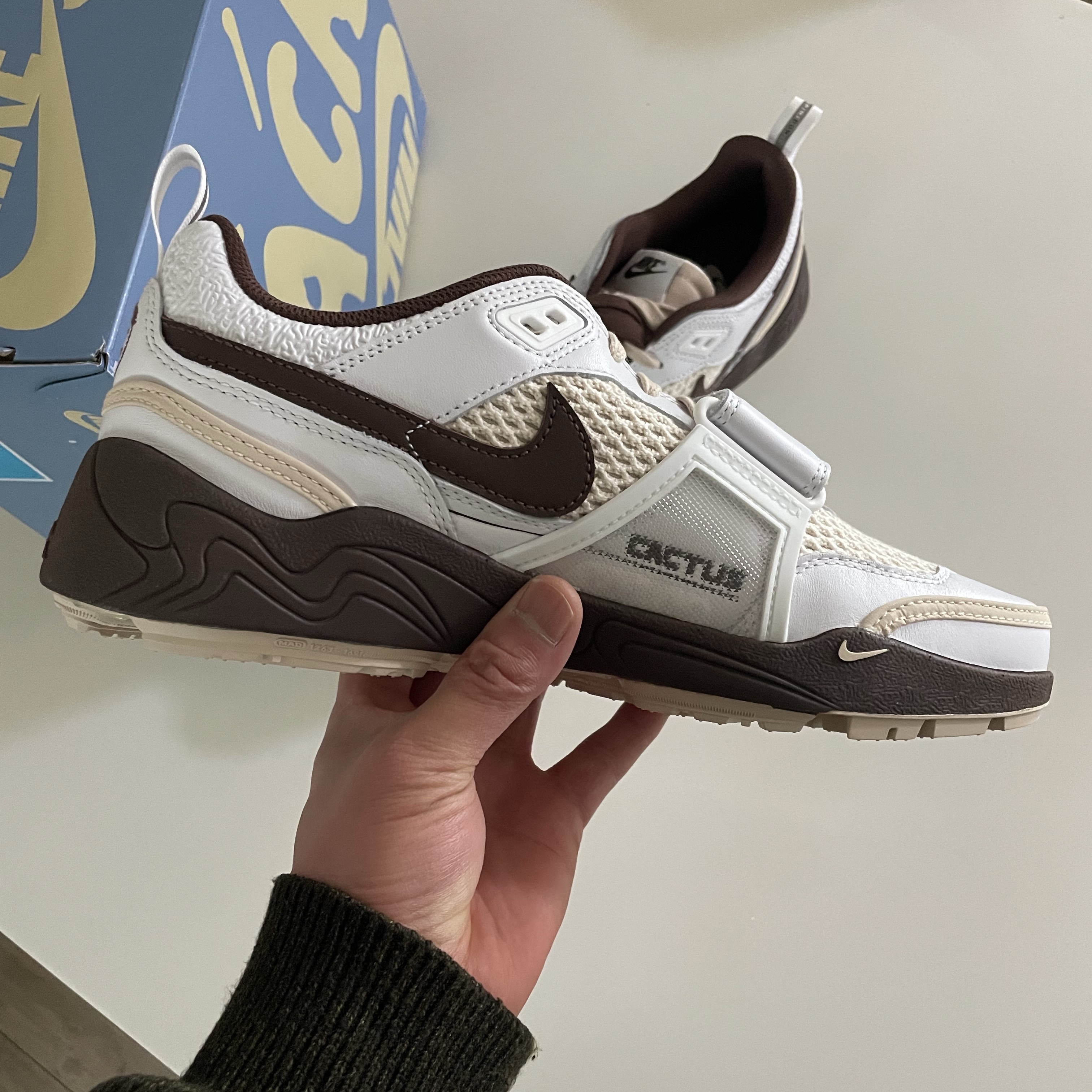 Nike x Travis Scott Zoom Field Jaxx White and Light Chocolate 착용 스타일 - 3
