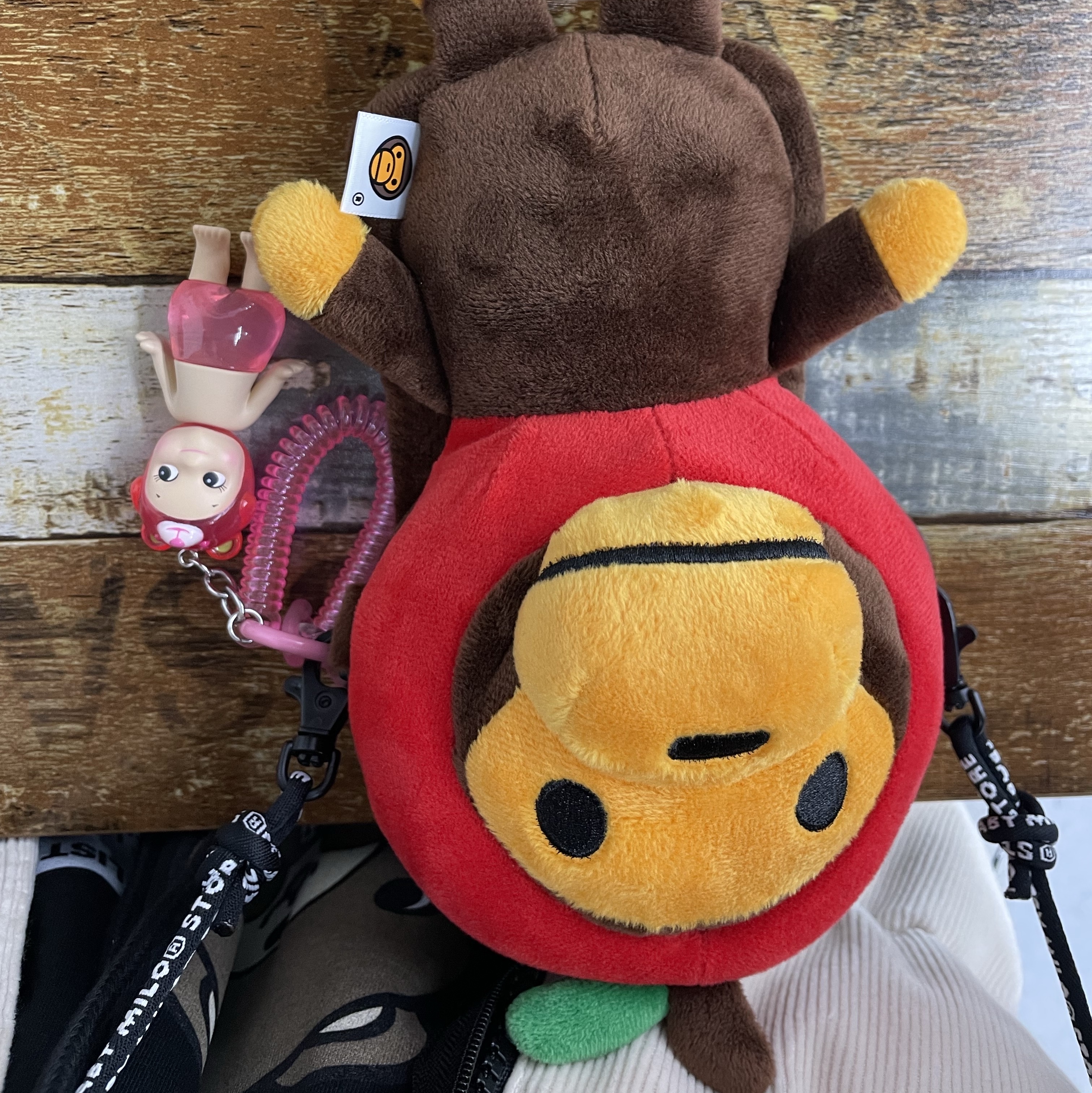 BAPE Baby Milo Plush Mobile Bag Red 착용 스타일
