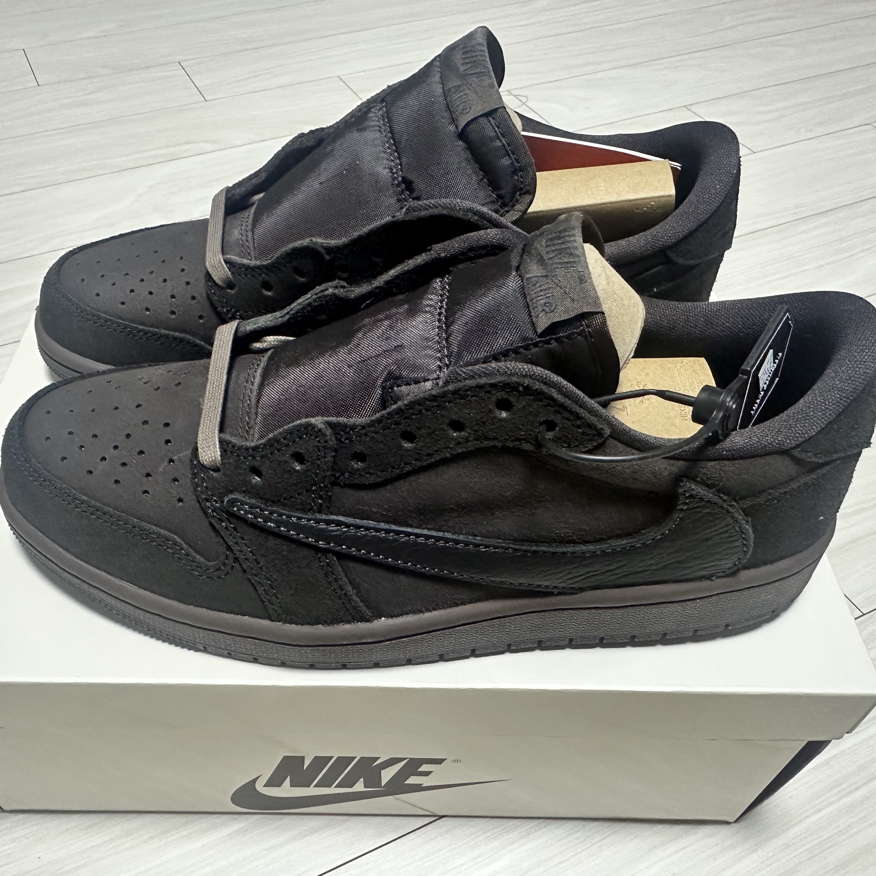 Jordan 1 x Travis Scott Retro Low OG SP Velvet Brown and Dark Mocha 착용 스타일
