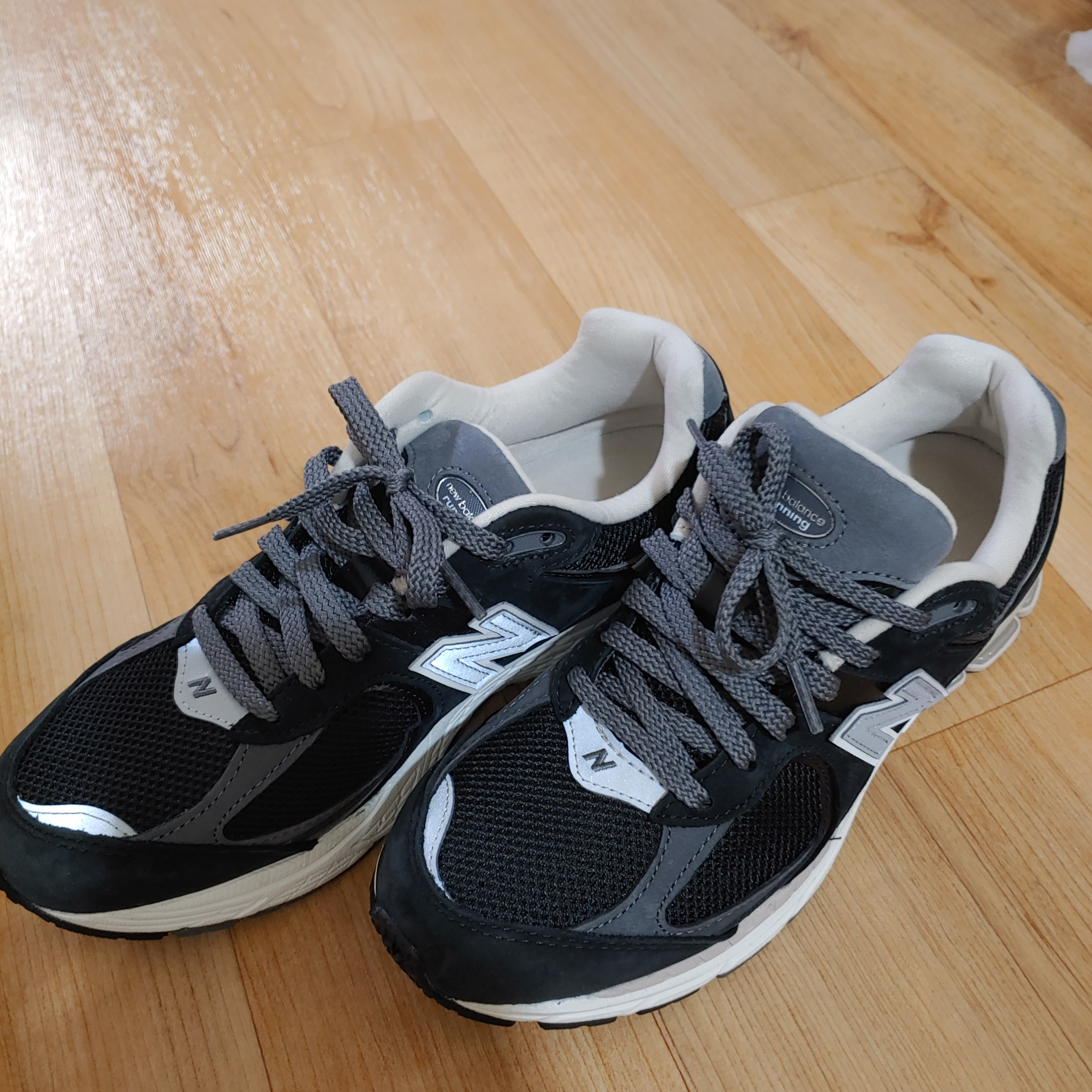 New Balance 2002R Premium Vintage Black 착용 스타일 - 3