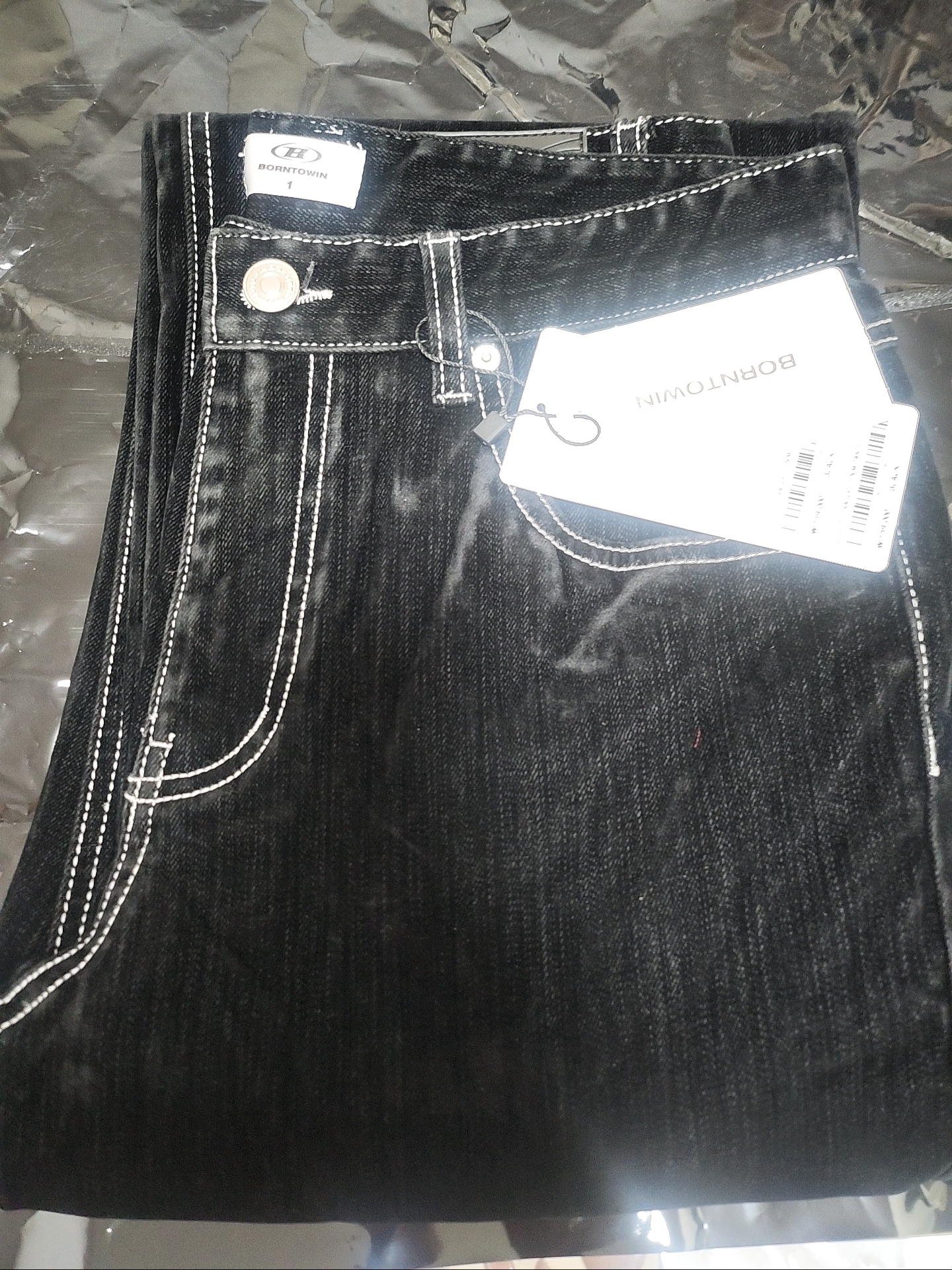 BORN TO WIN Velvet Straight Denim Pants Black 착용 스타일 - 2
