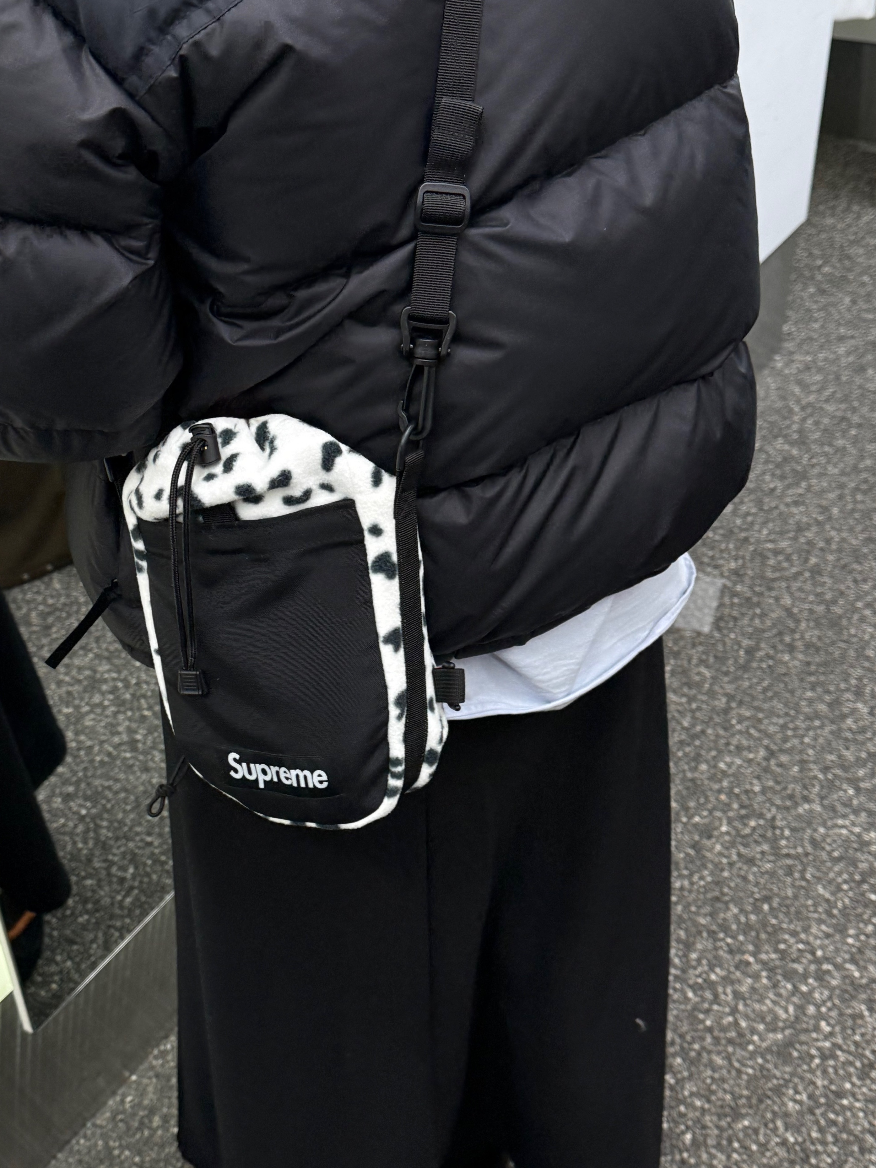 Supreme Polartec Sling Bag Leopard - 24FW, Clarks Wallabee Black Suede 착용 스타일 - 2