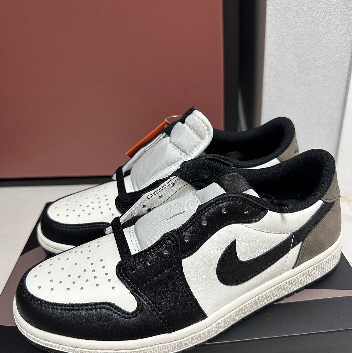 Jordan 1 Retro Low OG Mocha 착용 스타일