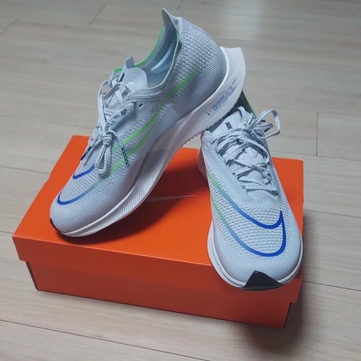 Nike ZoomX Streakfly Football Grey Green Strike 착용 스타일