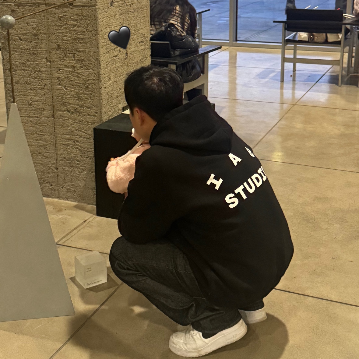 IAB Studio Hoodie Black 착용 스타일