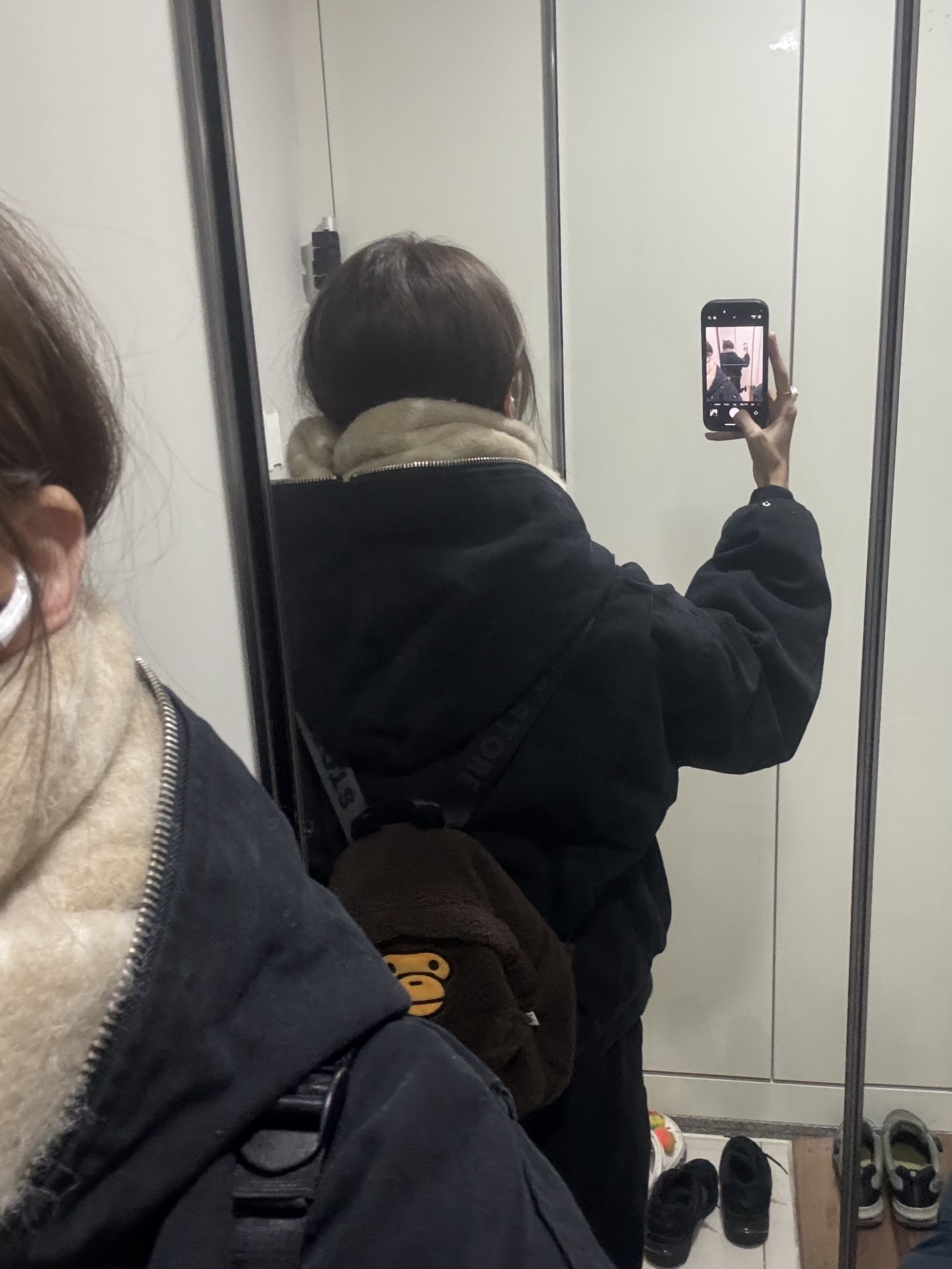 Jacquemus L’echarpe Carro Le Chouchou Jacquard Check Muffler Beige, BAPE Baby Milo Mini Fur Backpack Brown 착용 스타일 - 2