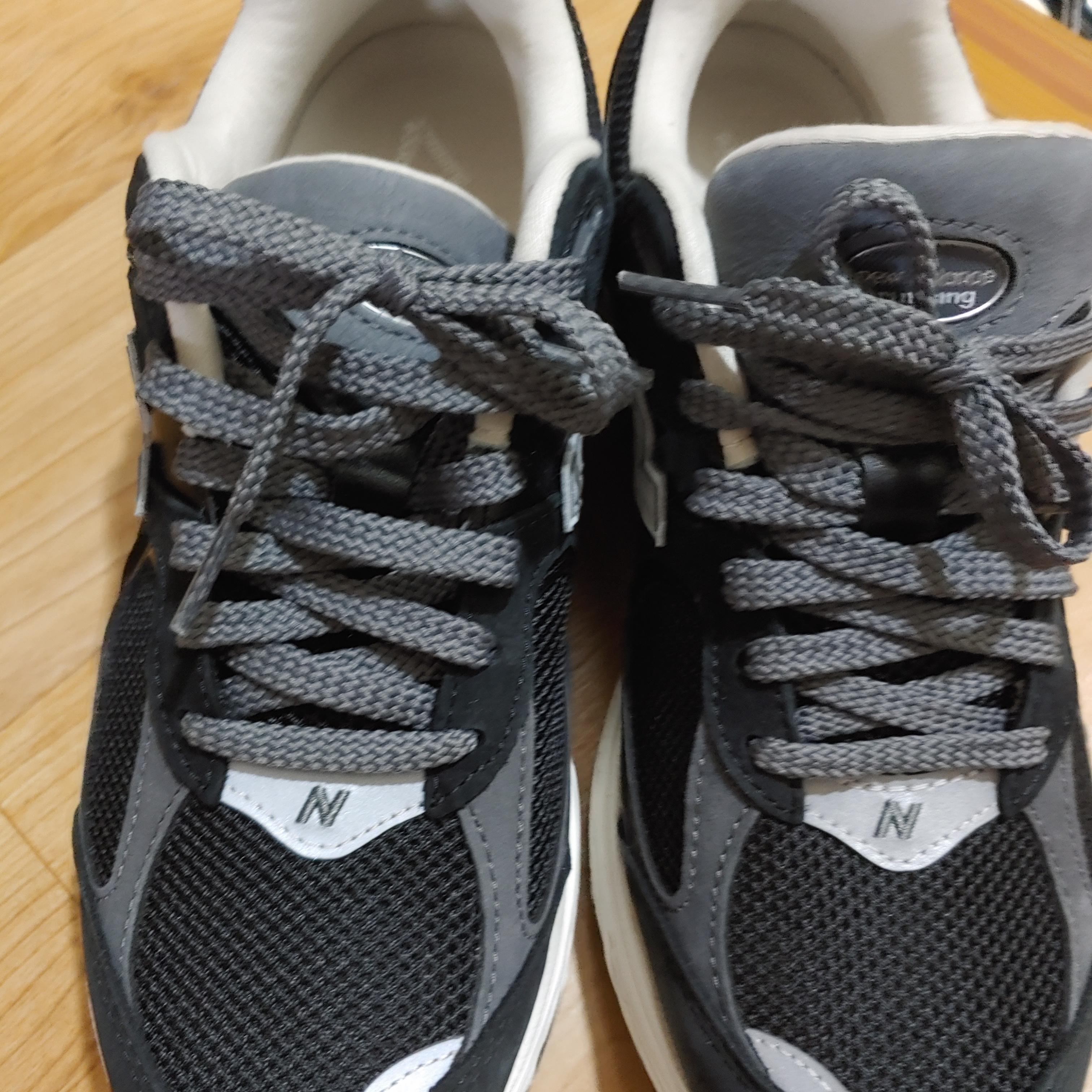 New Balance 2002R Premium Vintage Black 착용 스타일 - 1