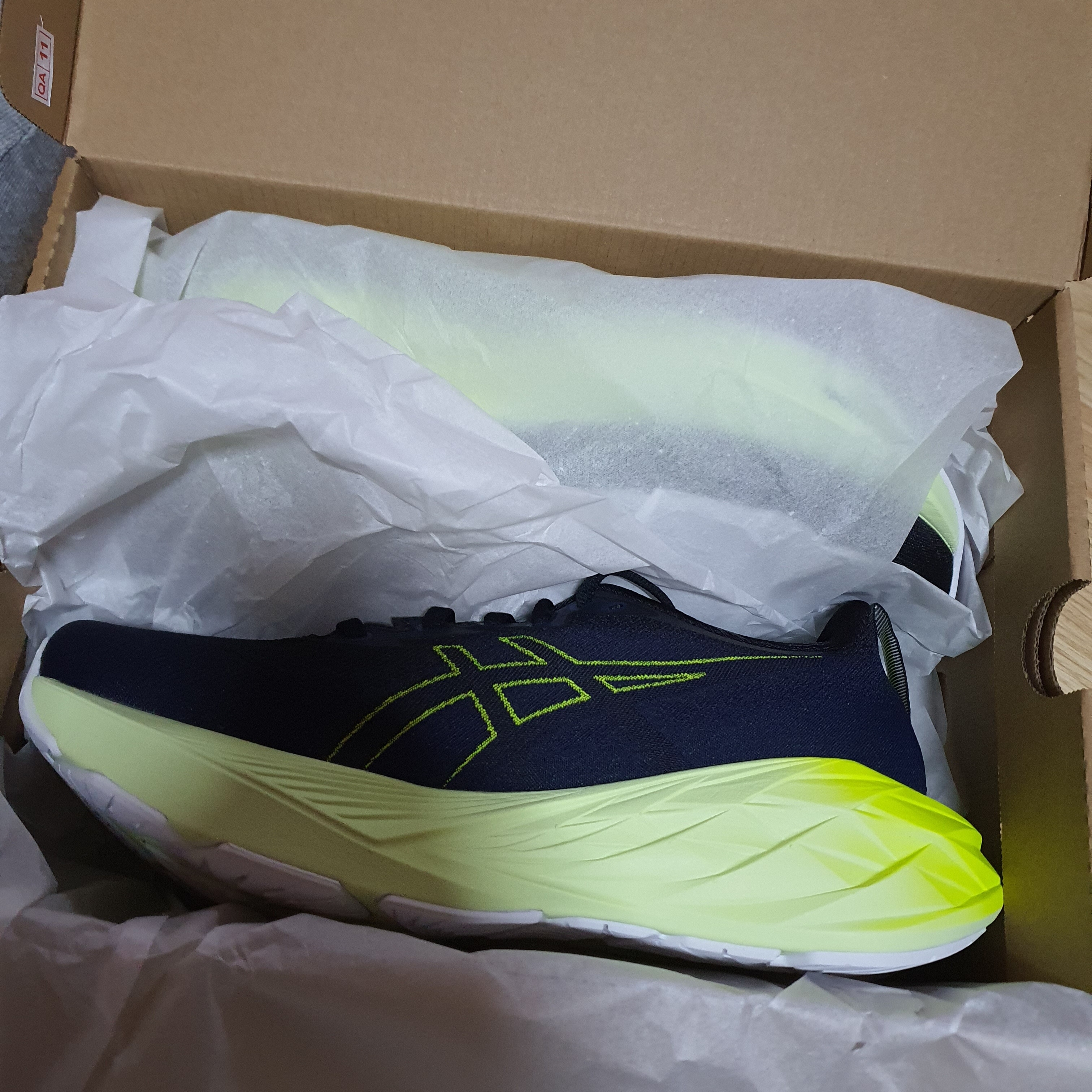 Asics Novablast 4 Black Blue Expanse - 2E Wide 착용 스타일 - 1