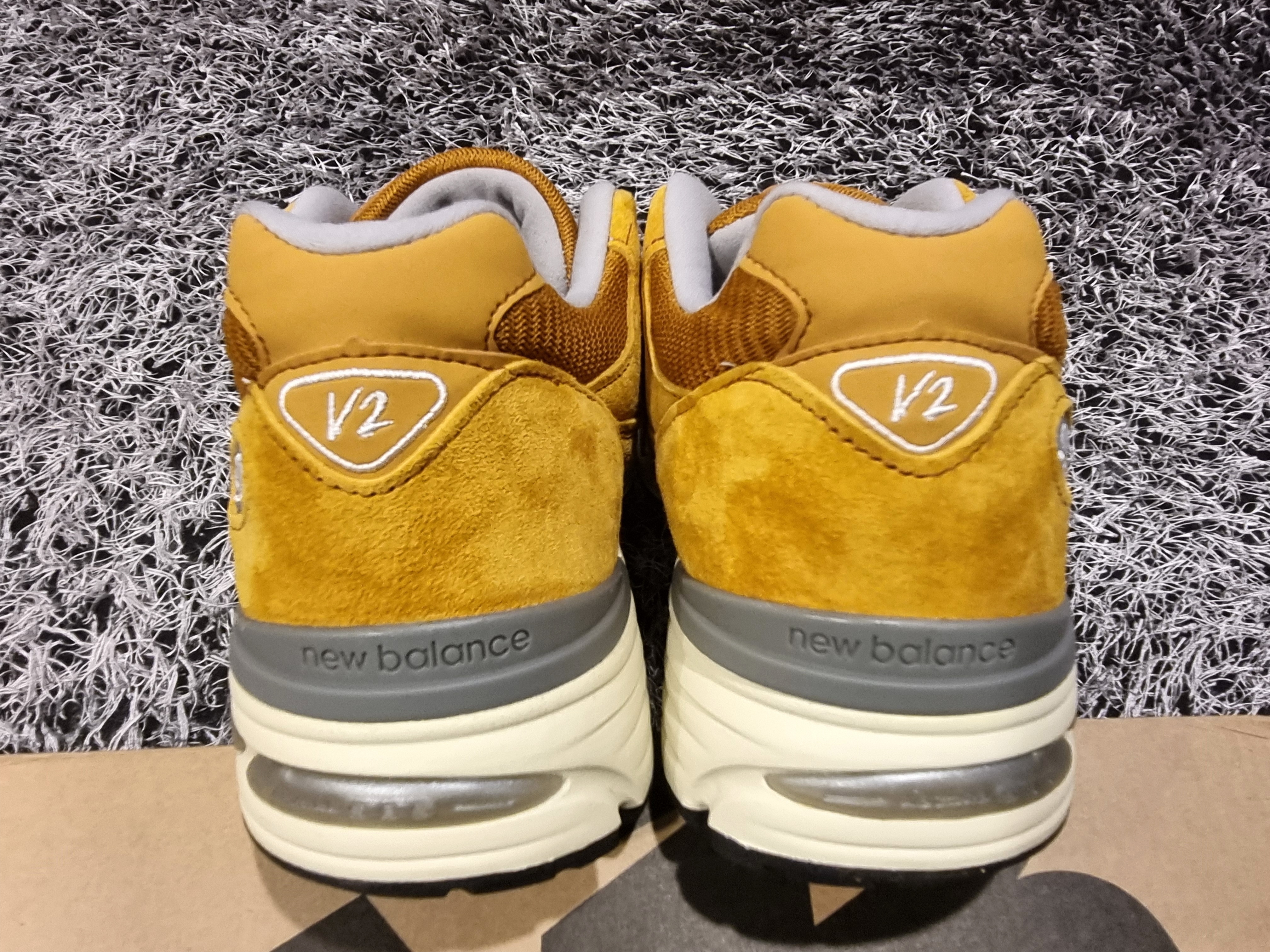 New Balance 991v2 Made in UK Yellow Silver 착용 스타일 - 5