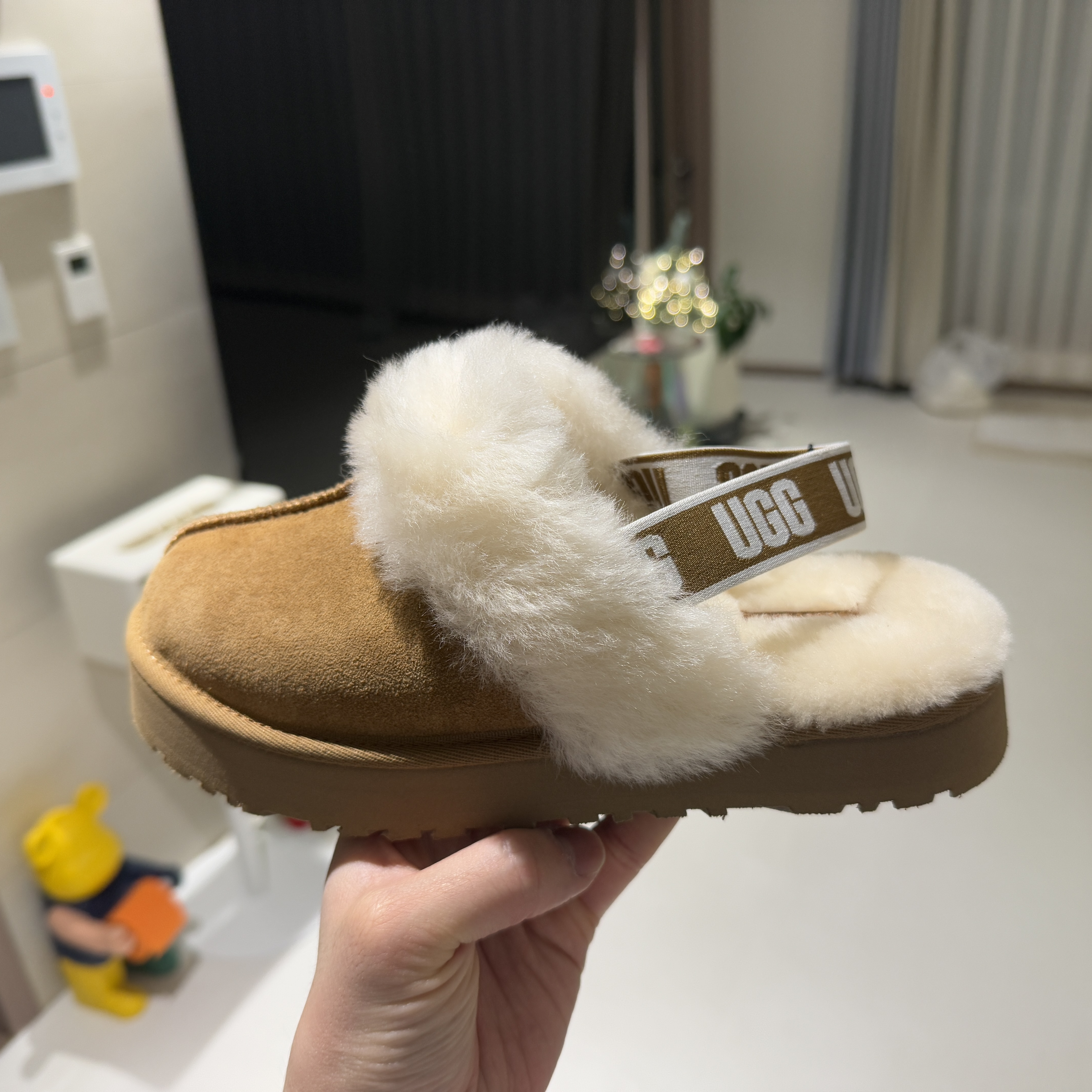 (Kids) UGG Funkette Slides Chestnut 착용 스타일