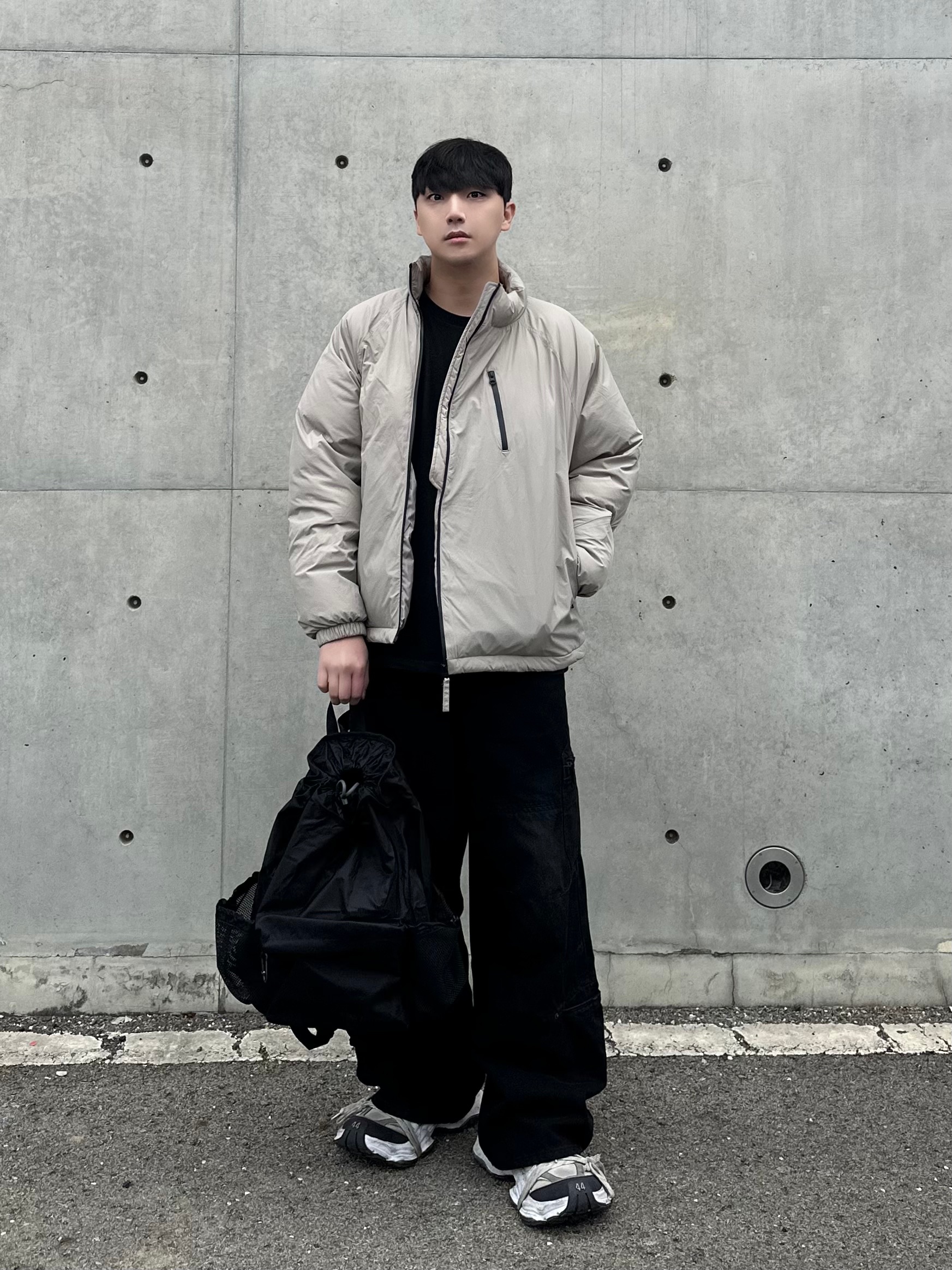 Balenciaga Cargo Sneakers White Grey 착용 스타일