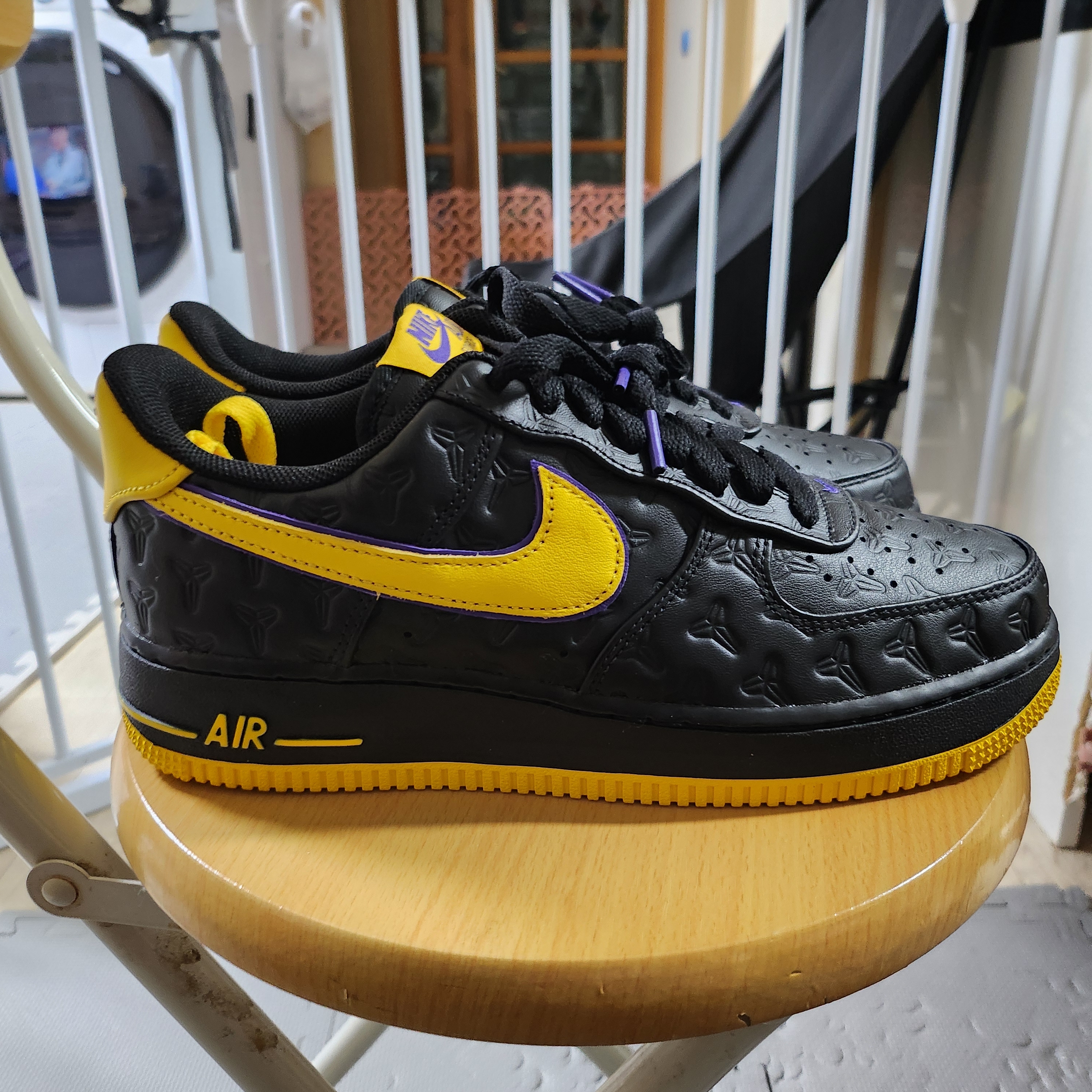 Nike x Kobe Bryant Air Force 1 Low QS Black Varsity Maize 착용 스타일 - 4