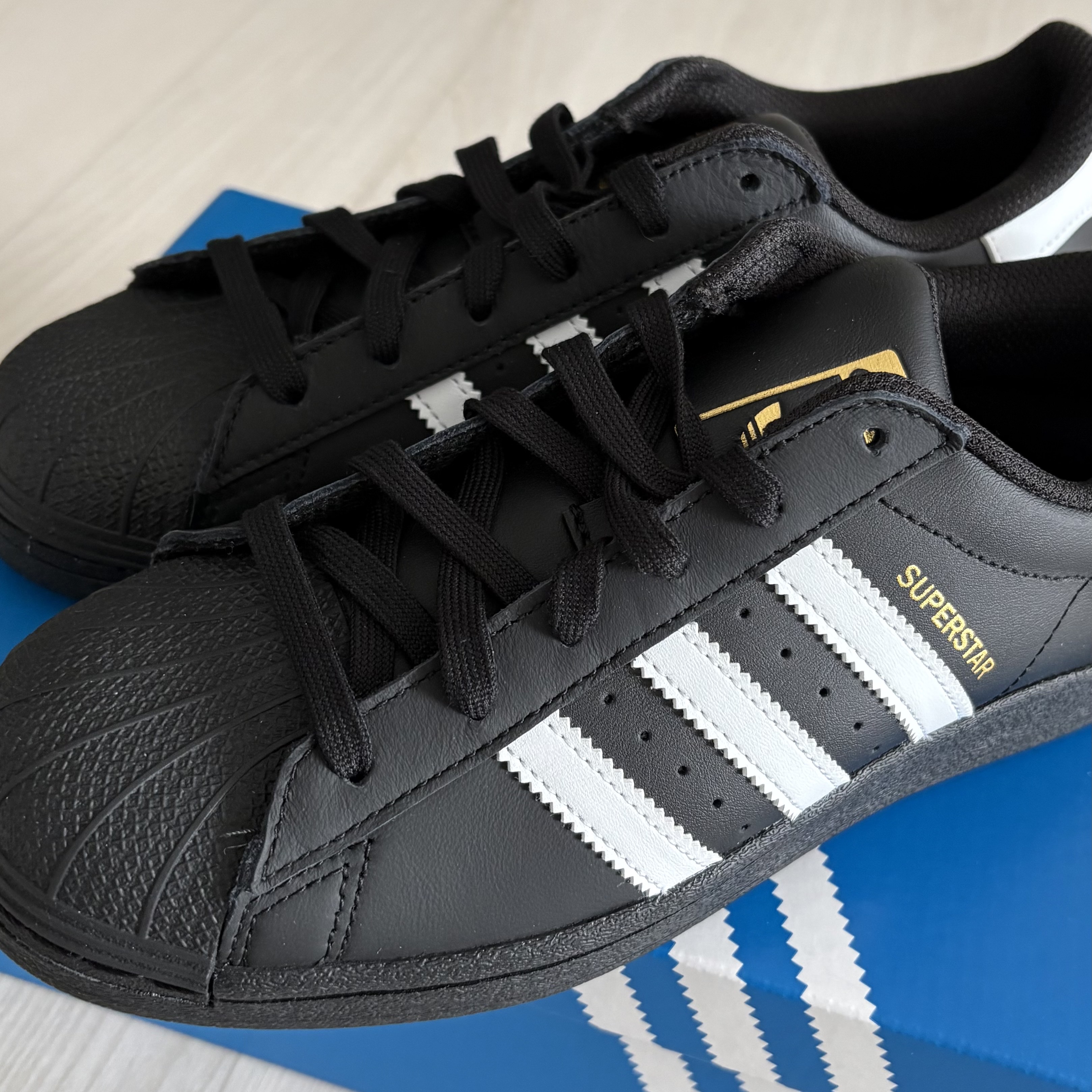 Adidas Superstar Core Black White 착용 스타일 - 2