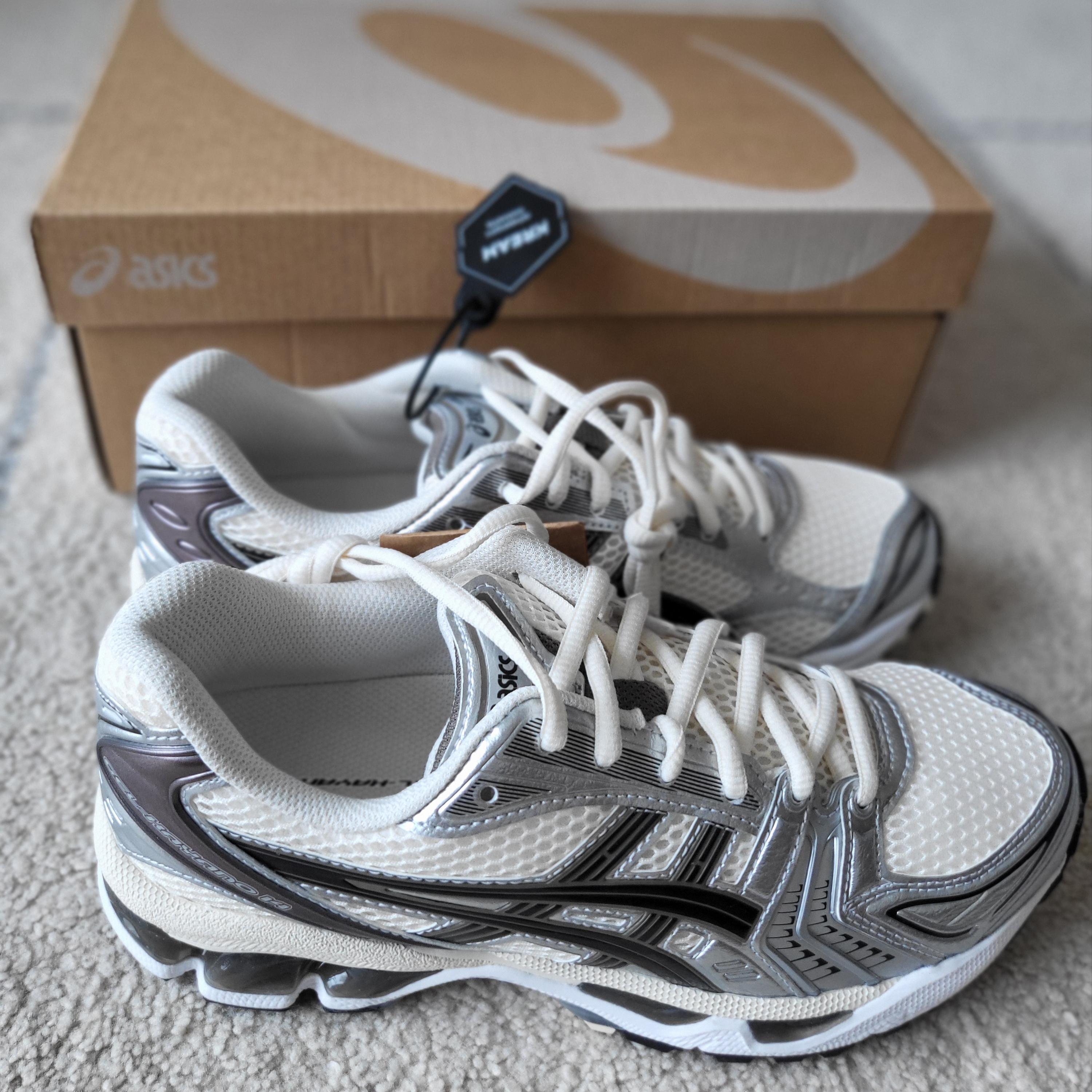 Asics Gel-Kayano 14 Cream Black 착용 스타일