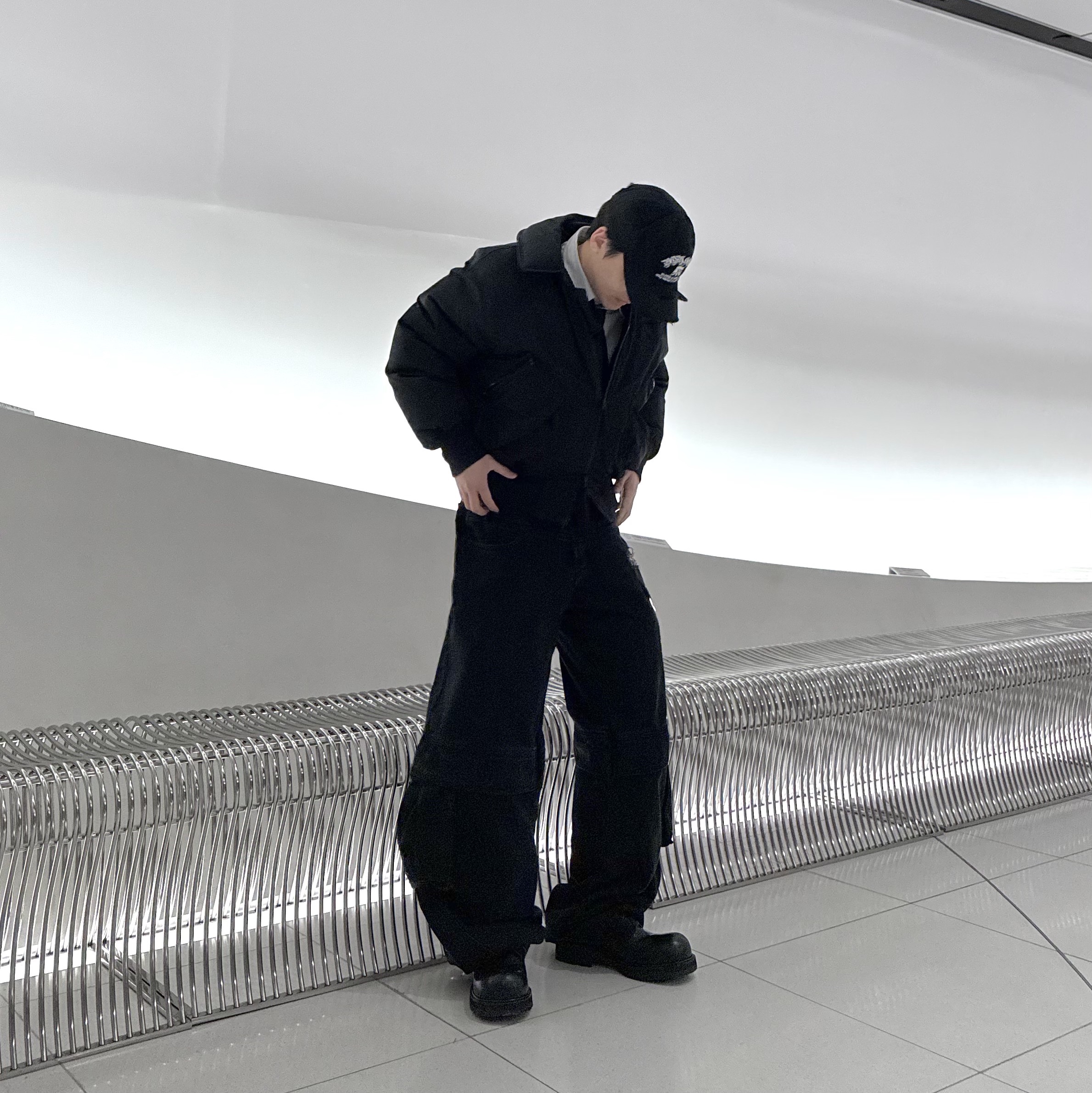[KREAM 단독] BLR x POG Divided Curved Line Double Buckle Pants Black 착용 스타일 - 3