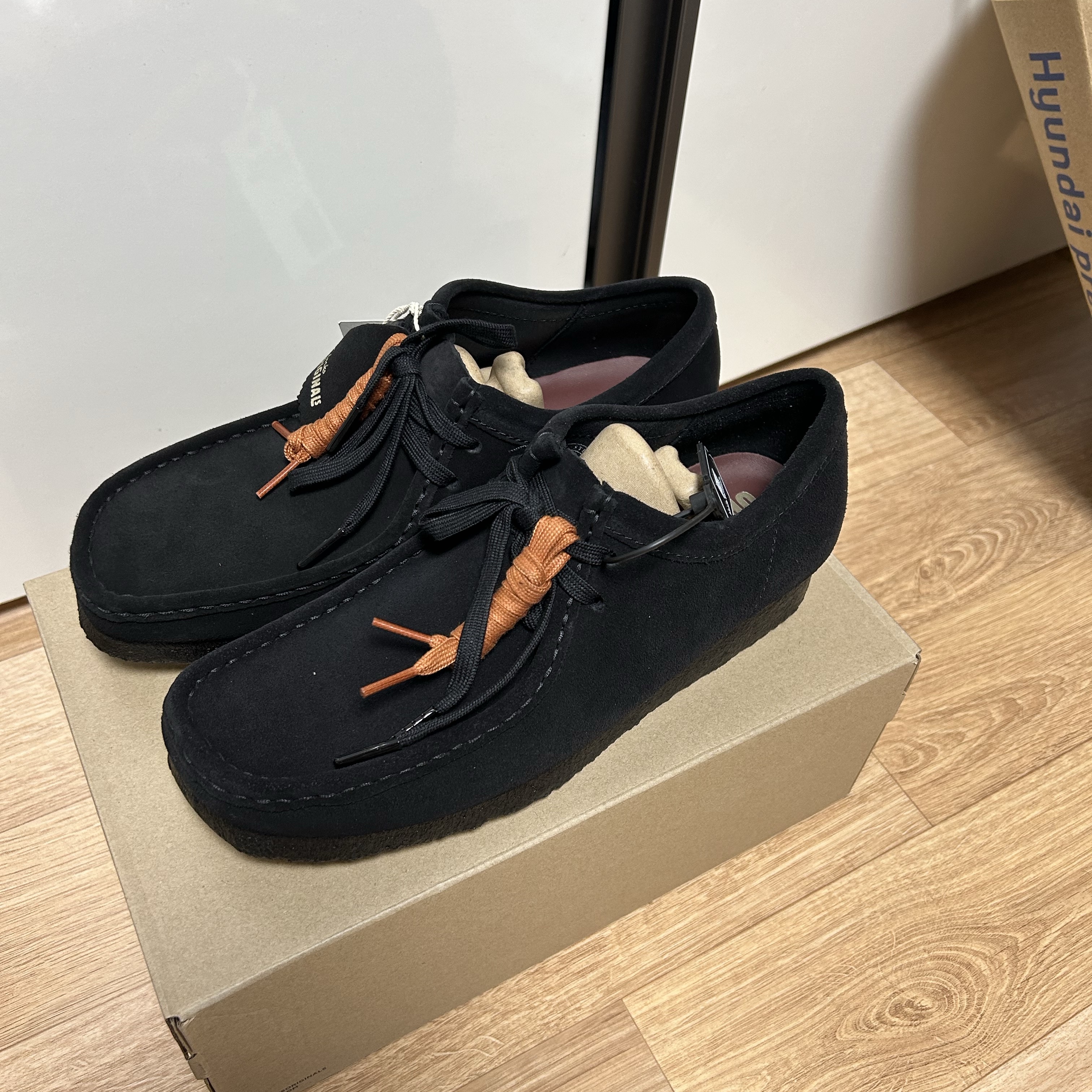 Clarks Wallabee Black Suede 착용 스타일