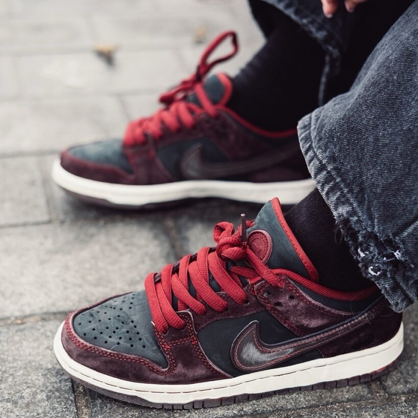 Nike x Riot Skateshop SB Dunk Low Pro Mahogany and Team Red 착용 스타일