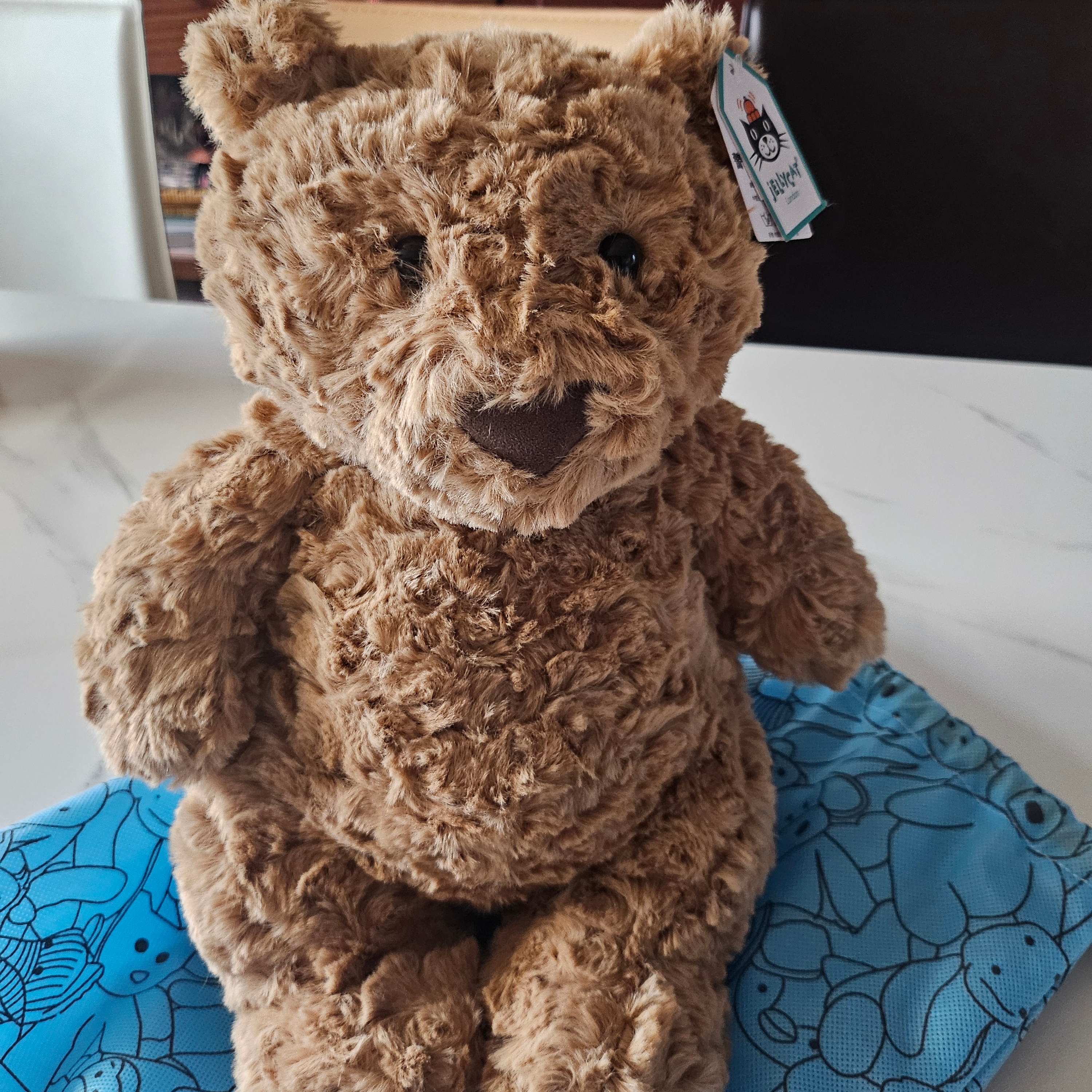 Jellycat Bartholomew Bear Huge Brown 착용 스타일