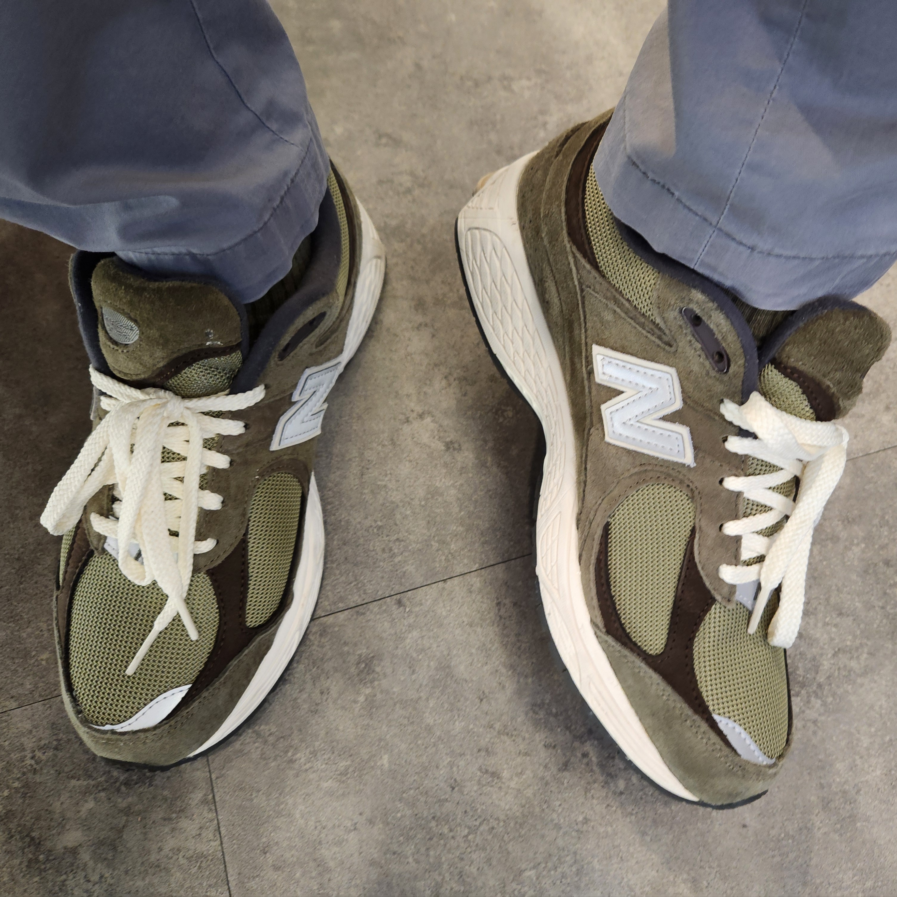 New Balance 2002R Special Vintage Khaki 착용 스타일