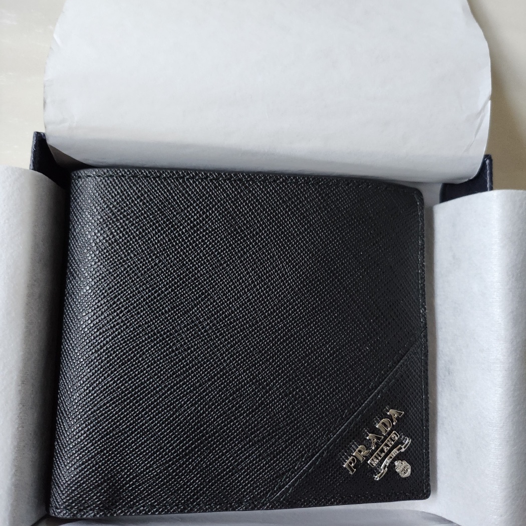 Prada Saffiano Leather Wallet Black 착용 스타일