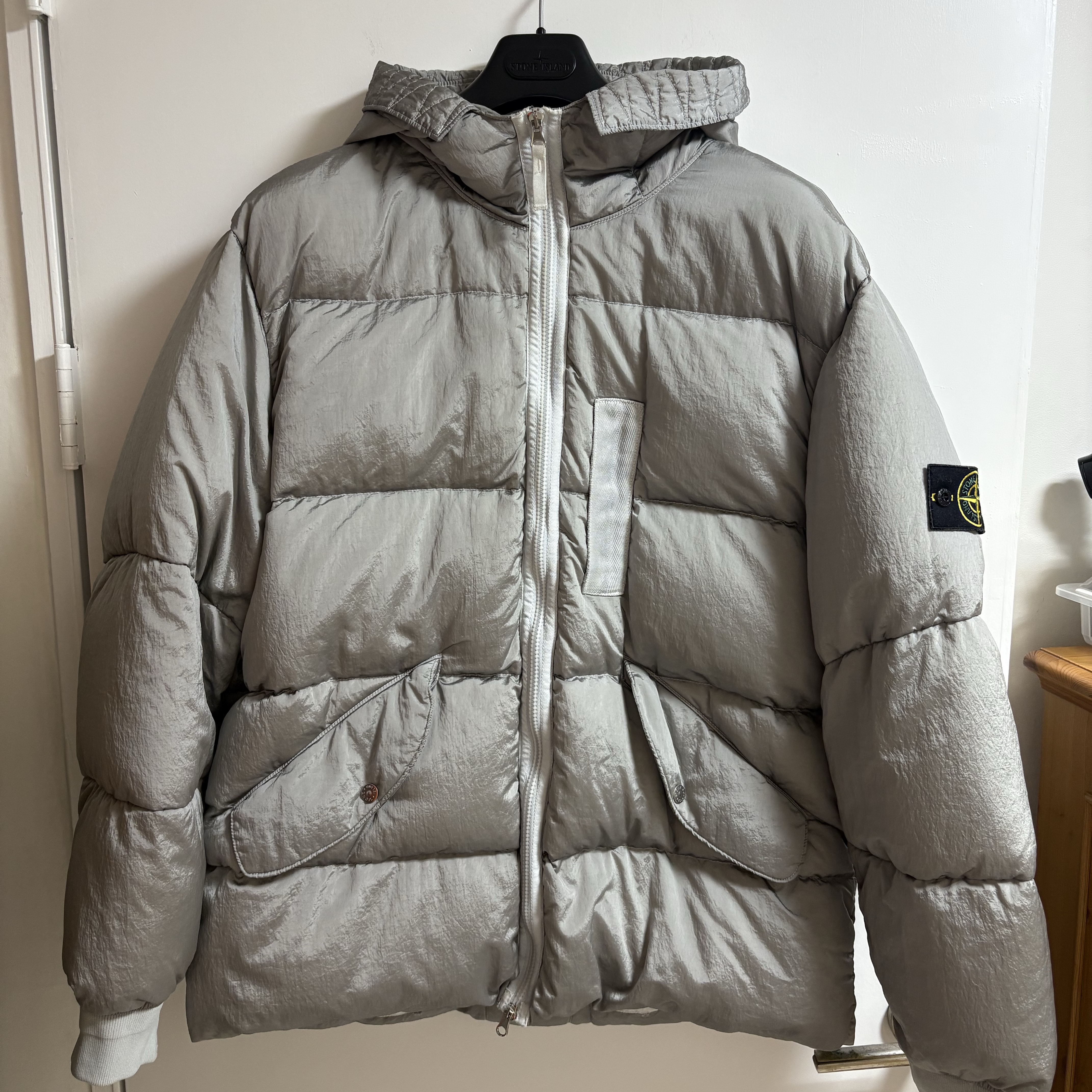 Stone Island 43619 Nylon Metal Econyl Regenerated Nylon Down Jacket Light Grey - 22FW 착용 스타일