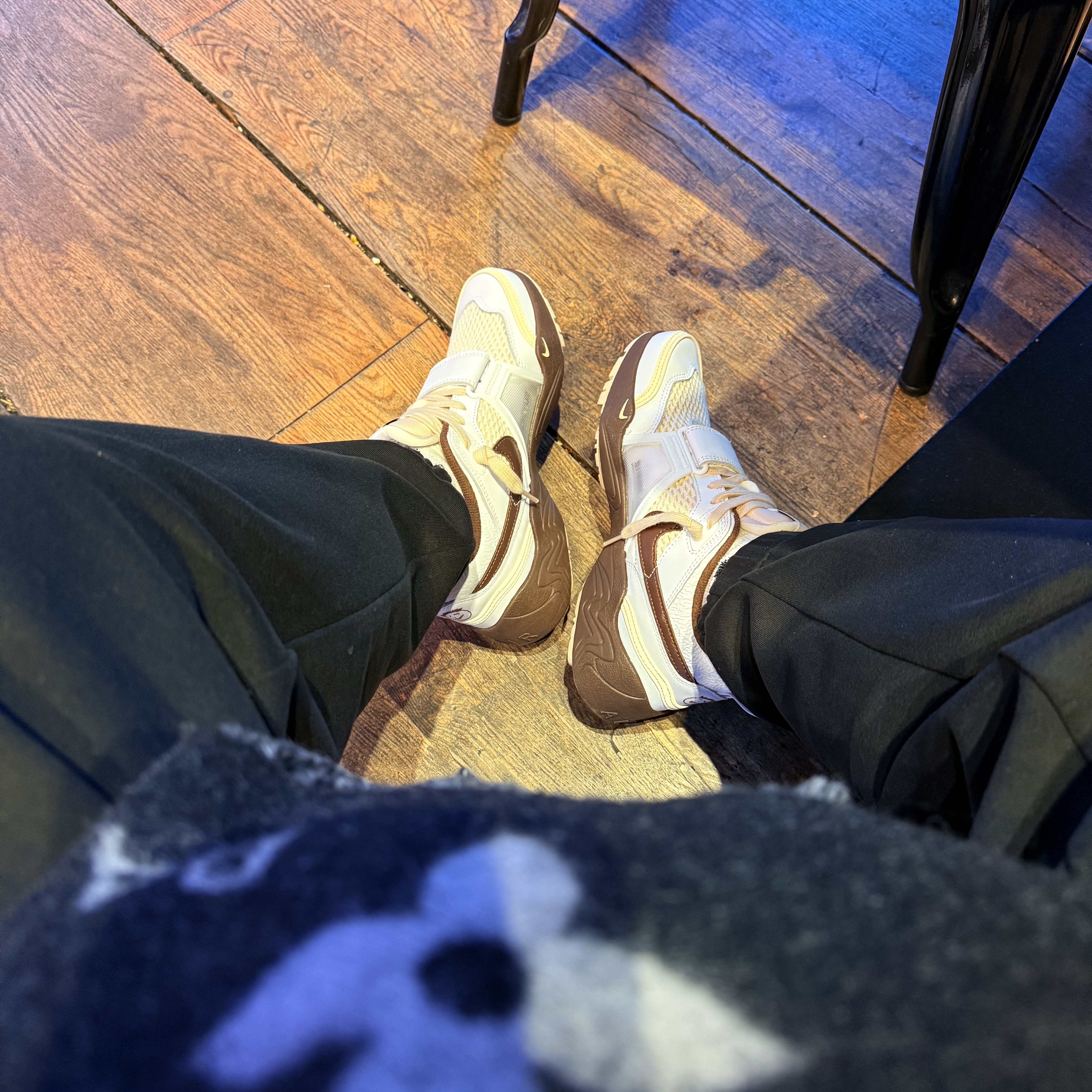 Nike x Travis Scott Zoom Field Jaxx White and Light Chocolate 착용 스타일 - 2