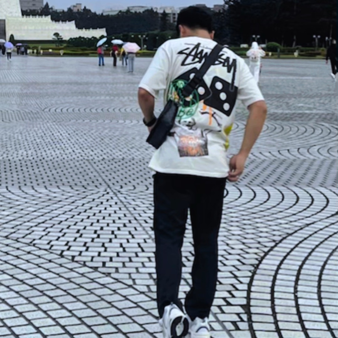 Stussy Strike Pigment Dyed T-Shirt Natural, New Balance 530 Steel Grey 착용 스타일