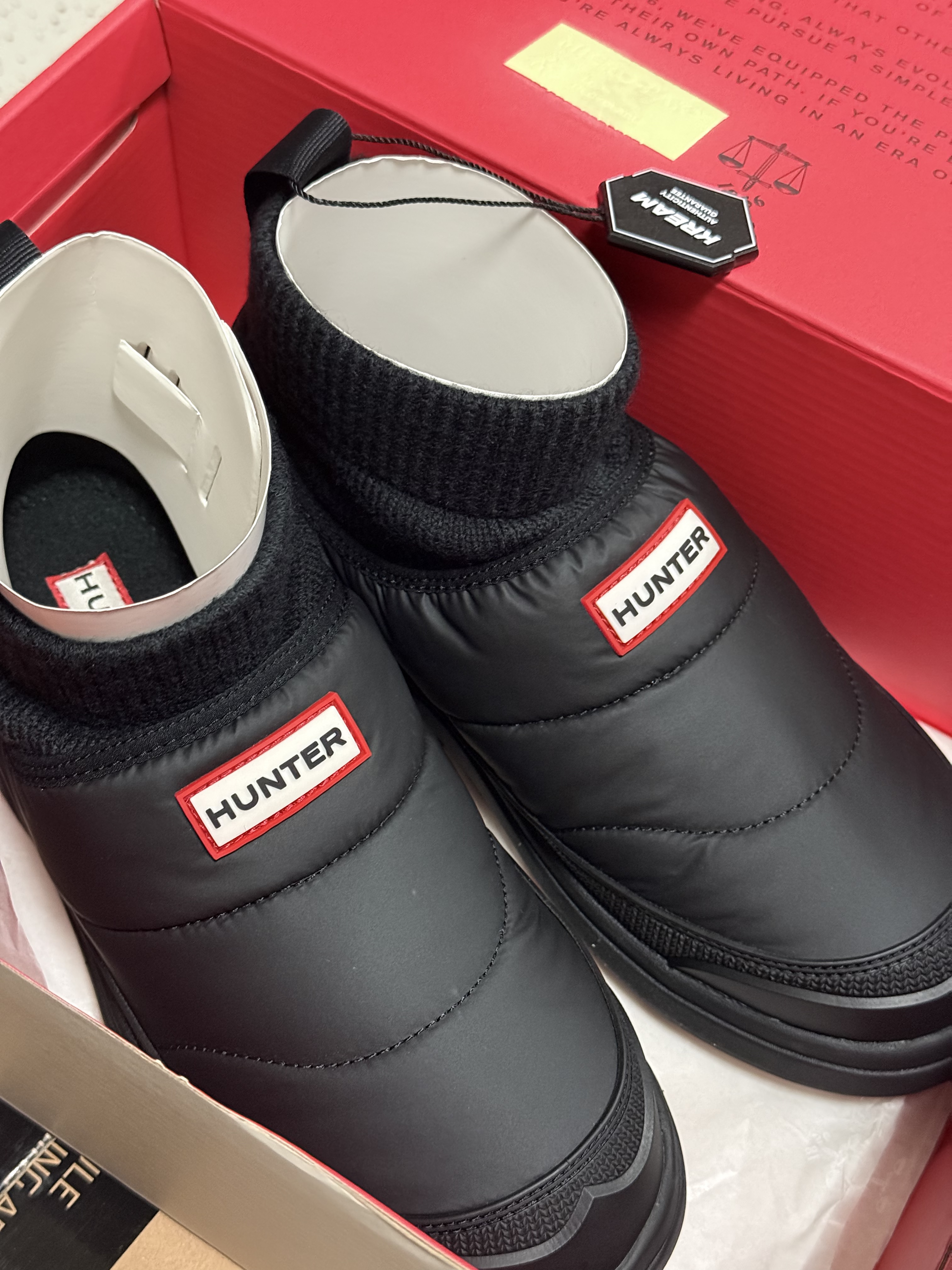 (W) Hunter In Out Puffer Knit Cuff Boots Black 착용 스타일
