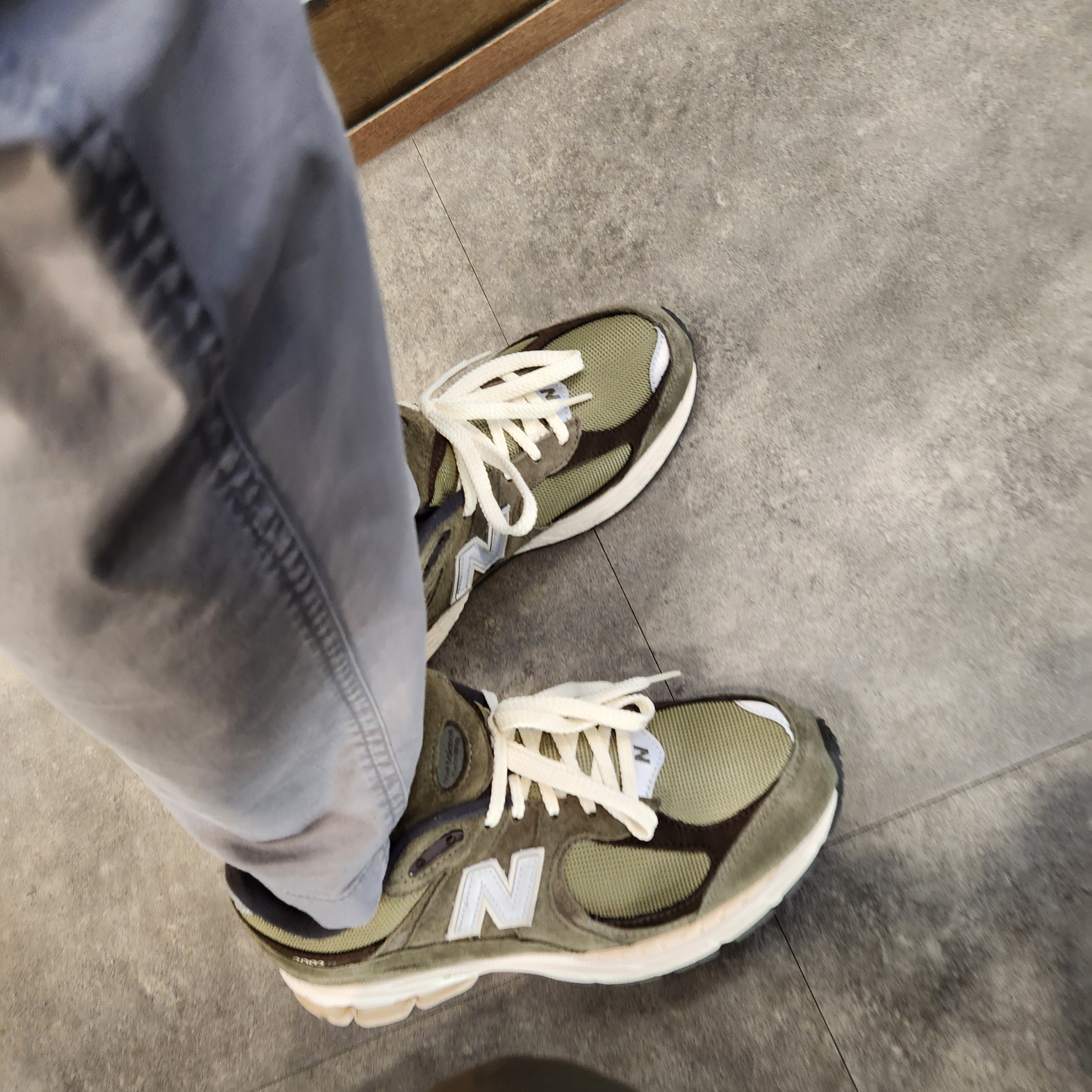 New Balance 2002R Special Vintage Khaki 착용 스타일