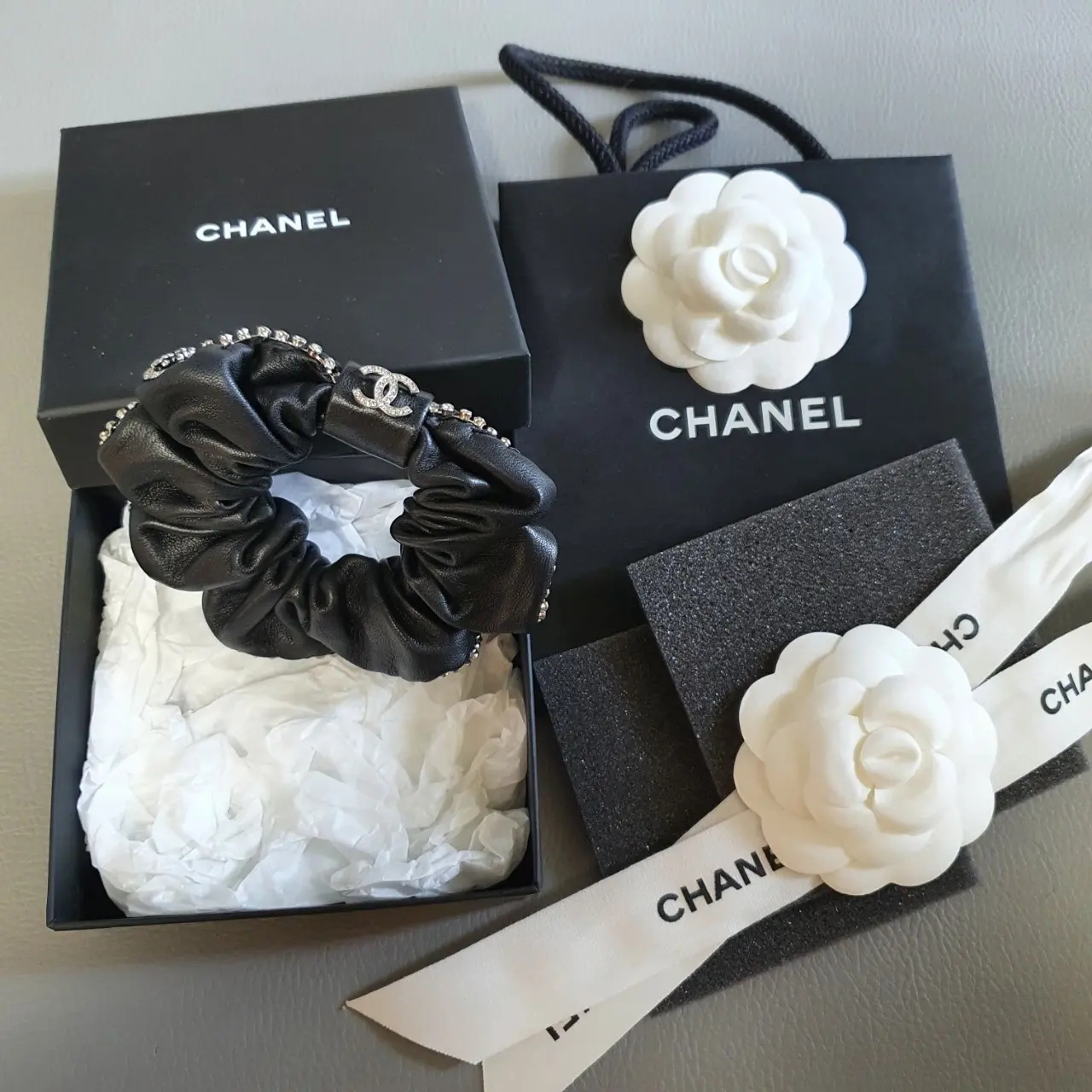 (W) Chanel Hair Accessory Lambskin Strass & Silver Black 착용 스타일 - 3