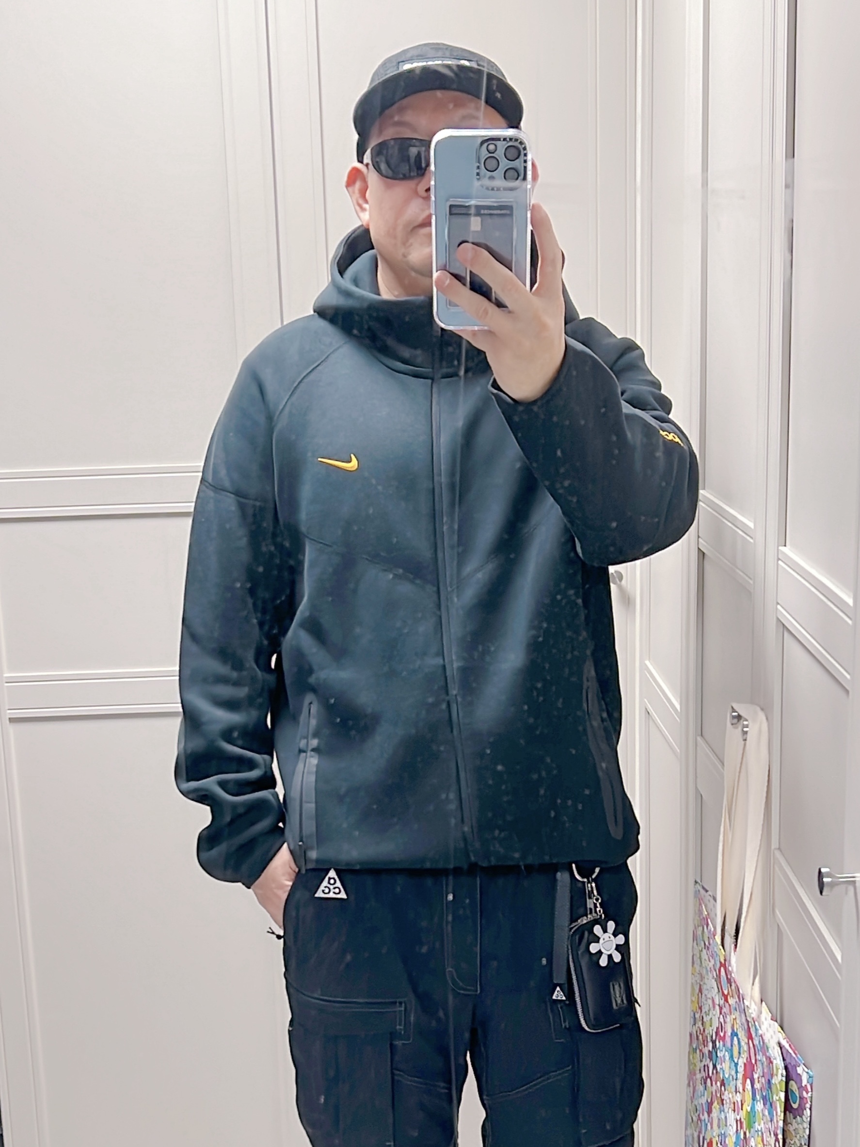 Nike x Drake Nocta Tech Fleece Hoodie Black (FD8453-010), Kaikai Kiki Flower Rubber Keyring Gray Black 착용 스타일