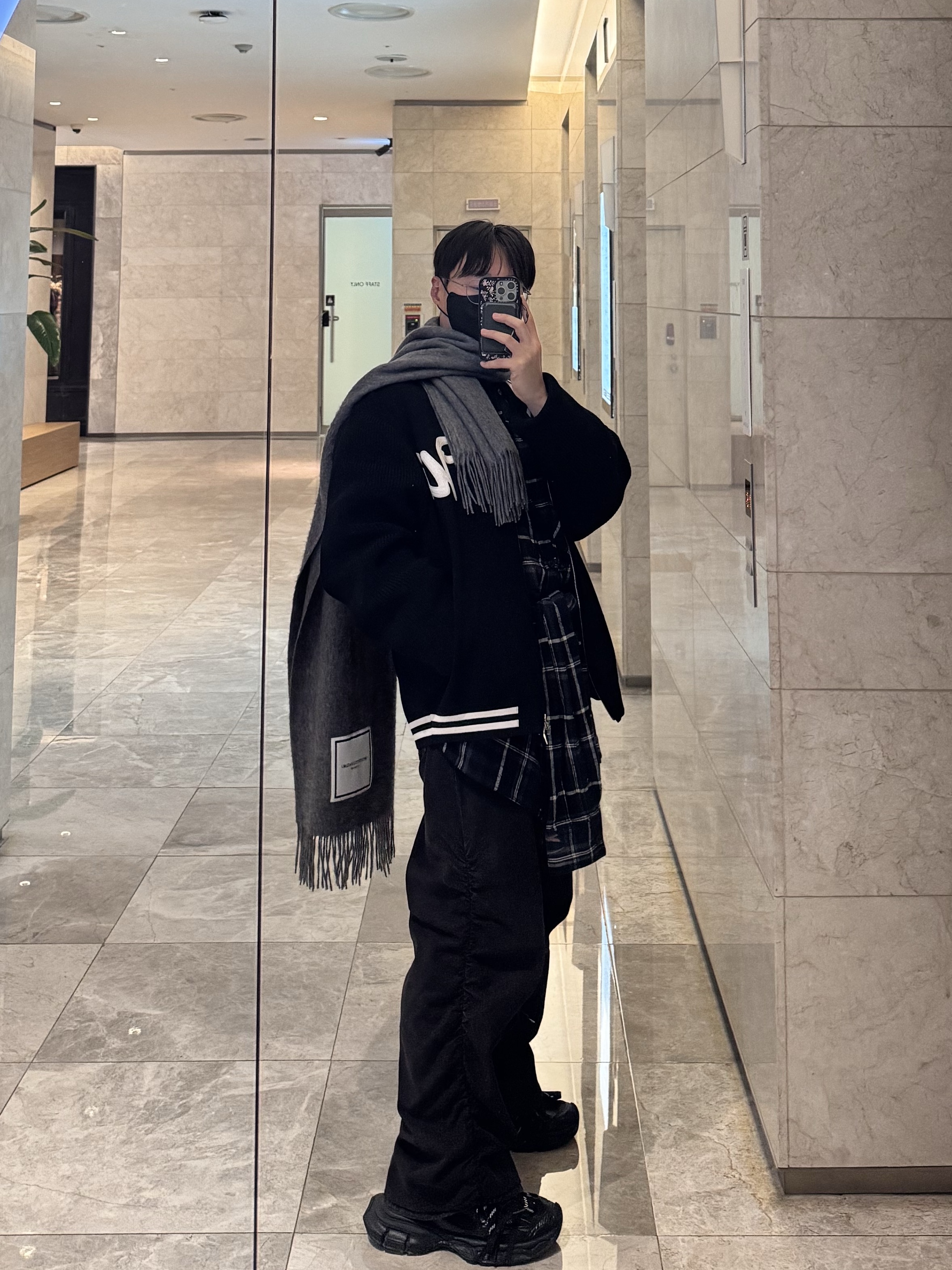 Wooyoungmi Volcano Back Logo Sweatshirts Black - 23FW, Wooyoungmi Varsity Zip Up Cardigan Black - 25SS 착용 스타일 - 2