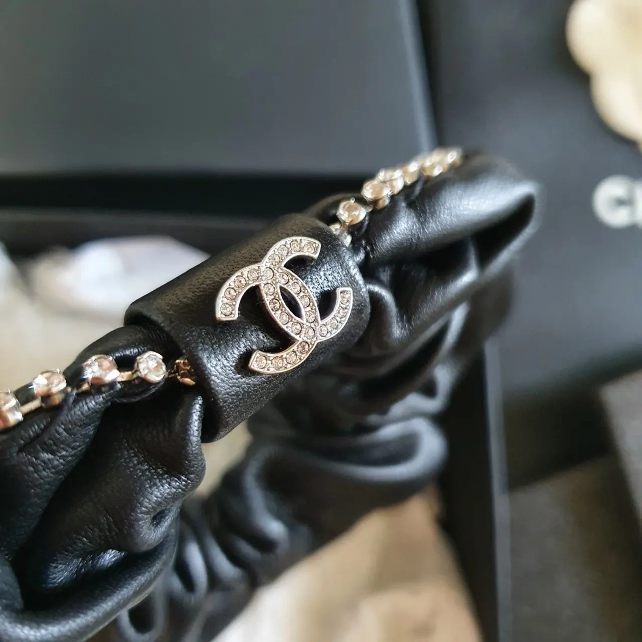 (W) Chanel Hair Accessory Lambskin Strass & Silver Black 착용 스타일 - 6