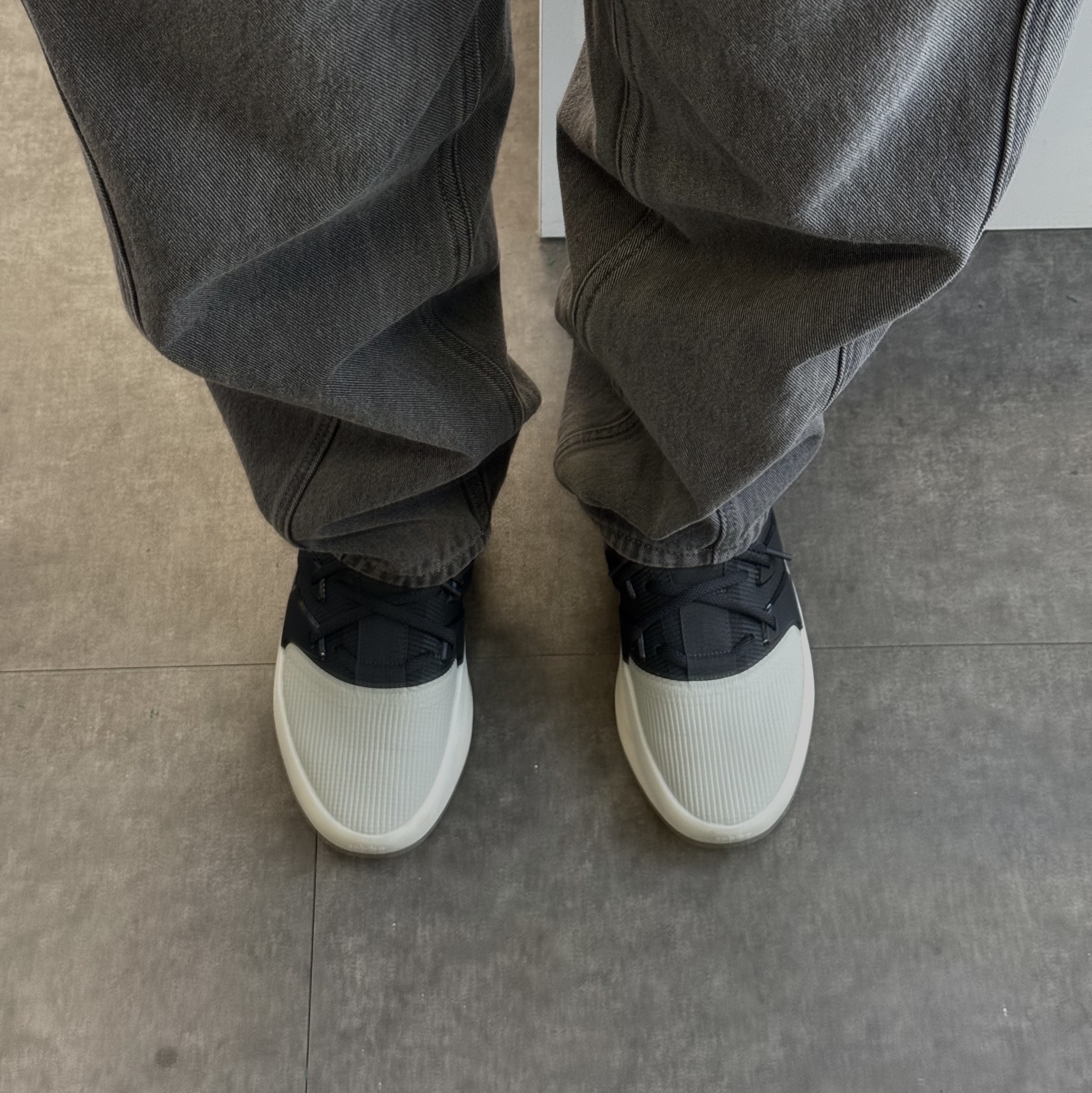 Adidas x Fear of God Athletics I Basketball Carbon Sesame 착용 스타일 - 1