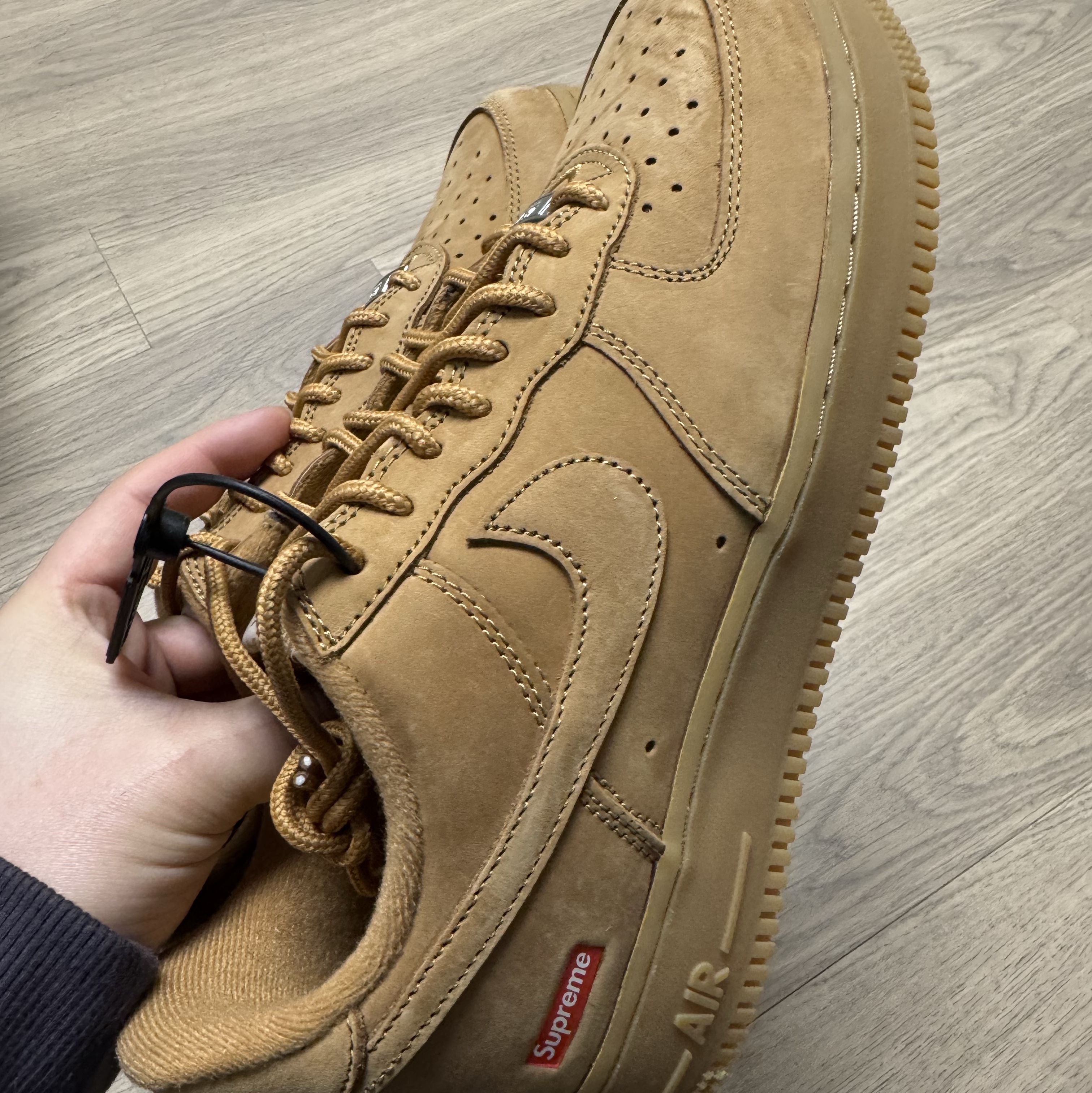 Nike x Supreme Air Force 1 Low Flax 착용 스타일