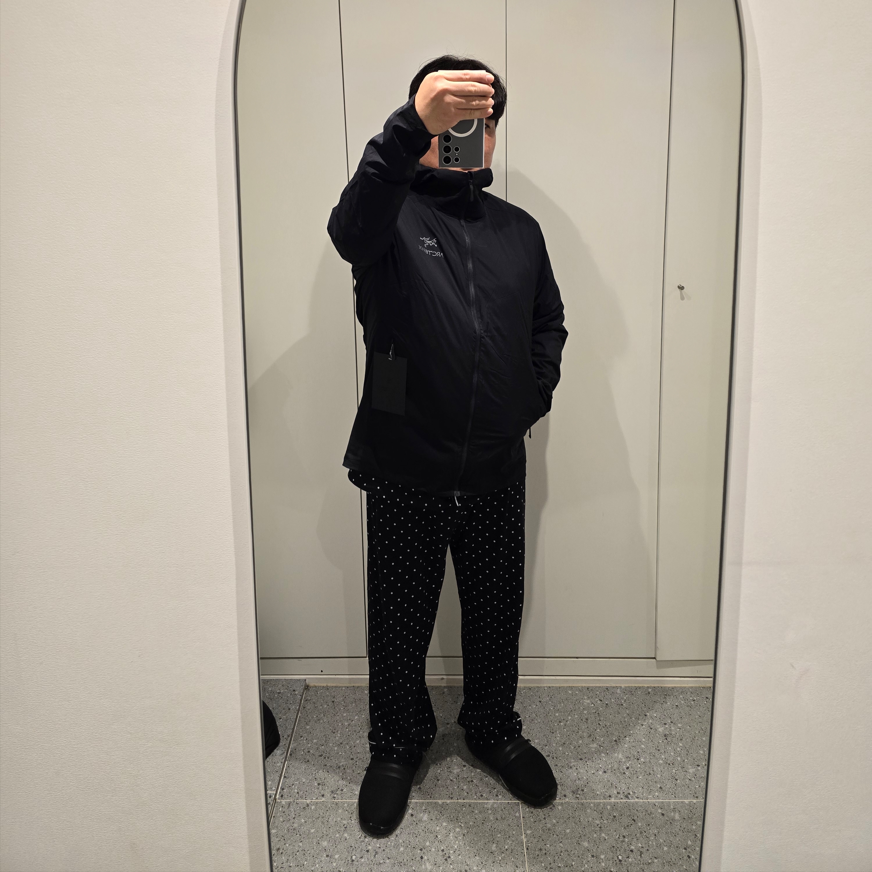 Arc'teryx Atom SL Hoody Black 착용 스타일 - 2