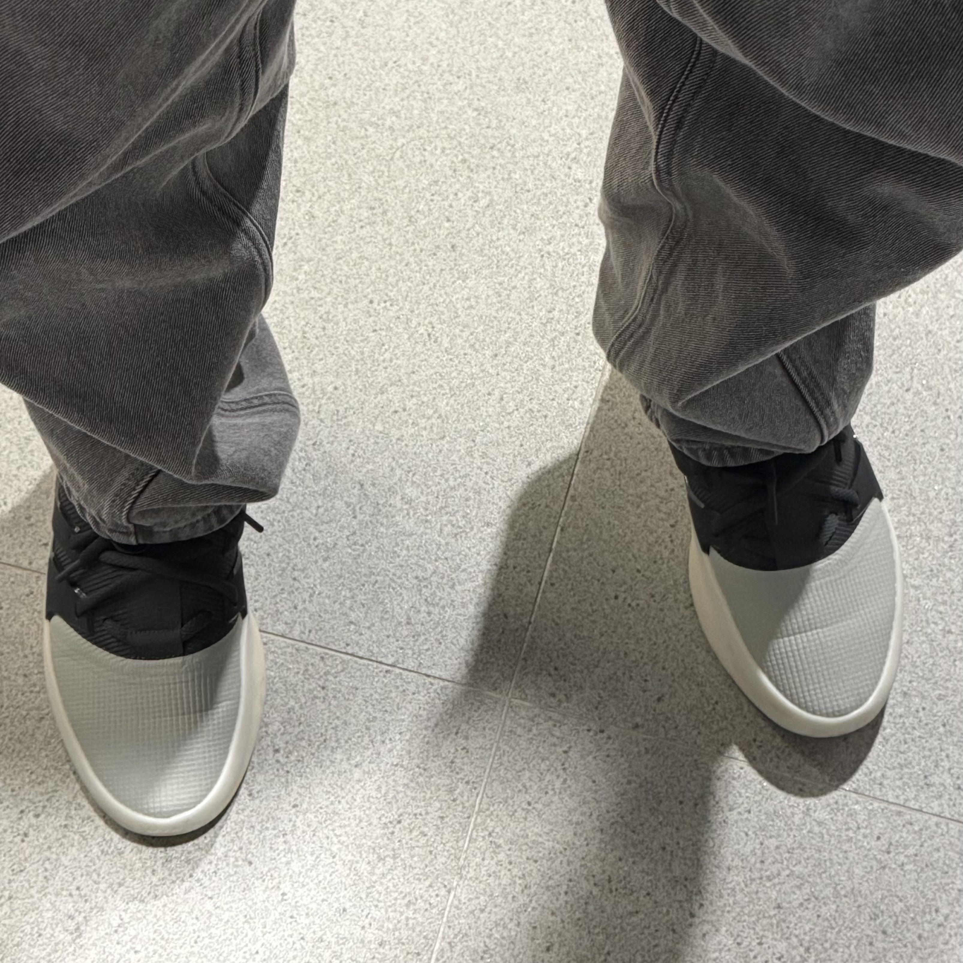 Adidas x Fear of God Athletics I Basketball Carbon Sesame 착용 스타일 - 2