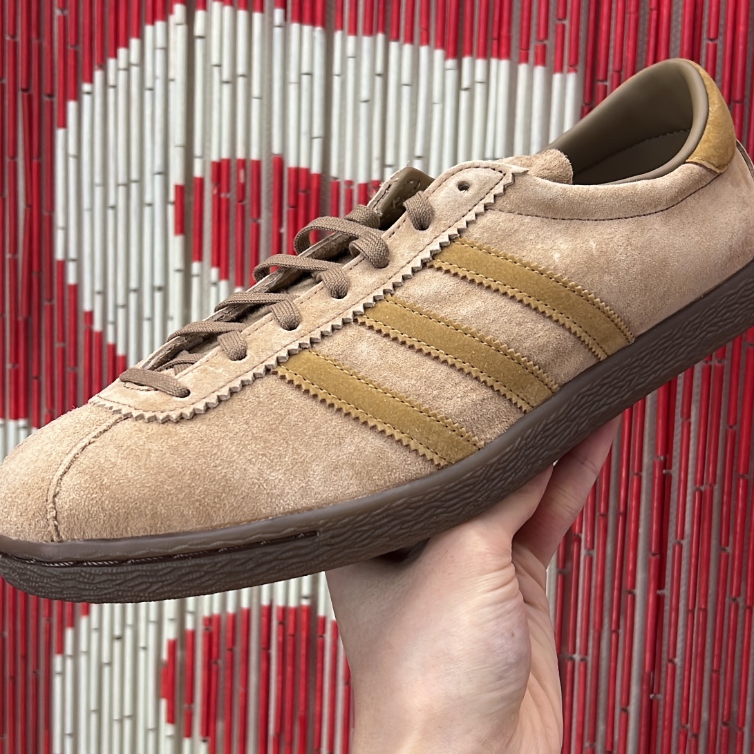 Adidas Tobacco Pantone Mesa 착용 스타일