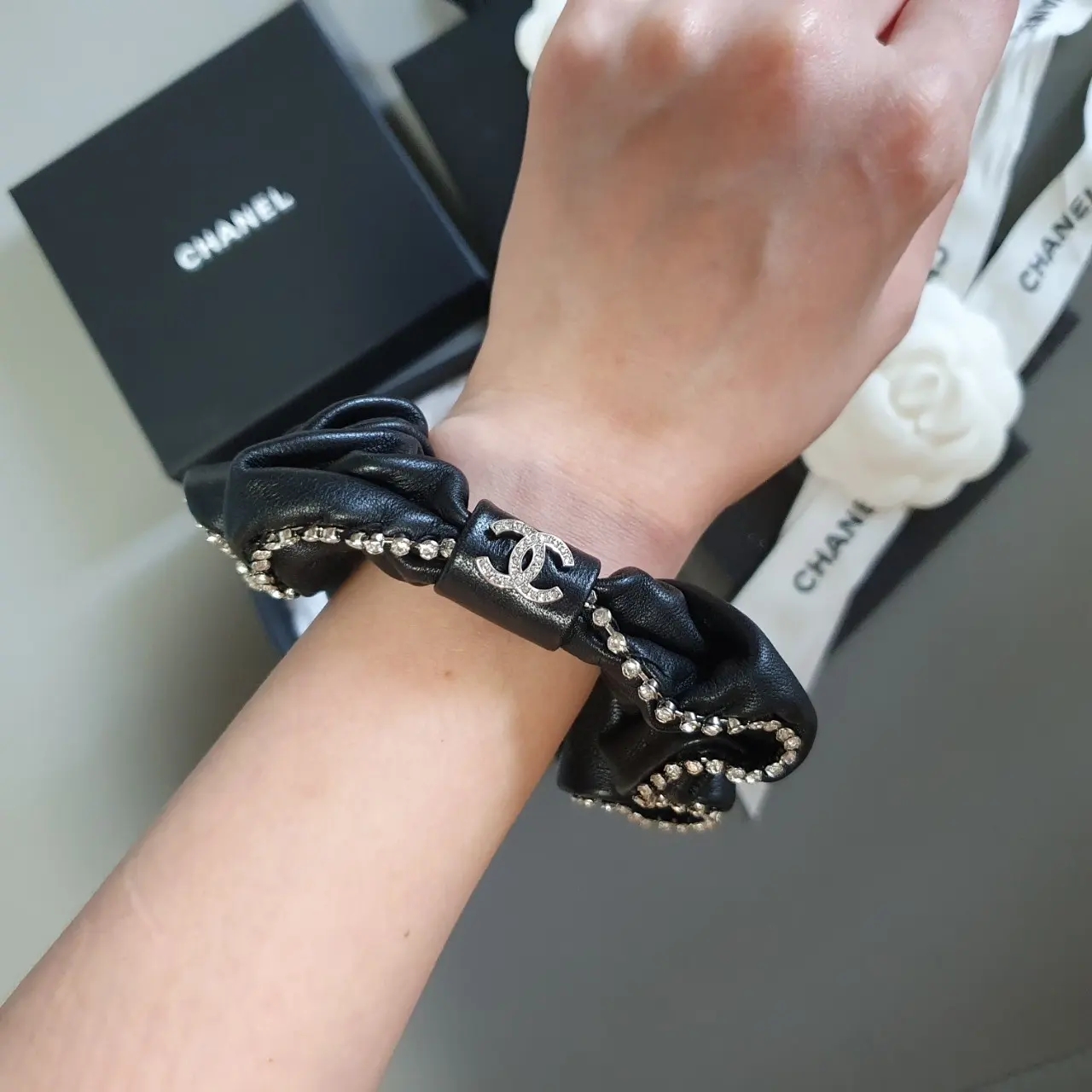 (W) Chanel Hair Accessory Lambskin Strass & Silver Black 착용 스타일 - 1