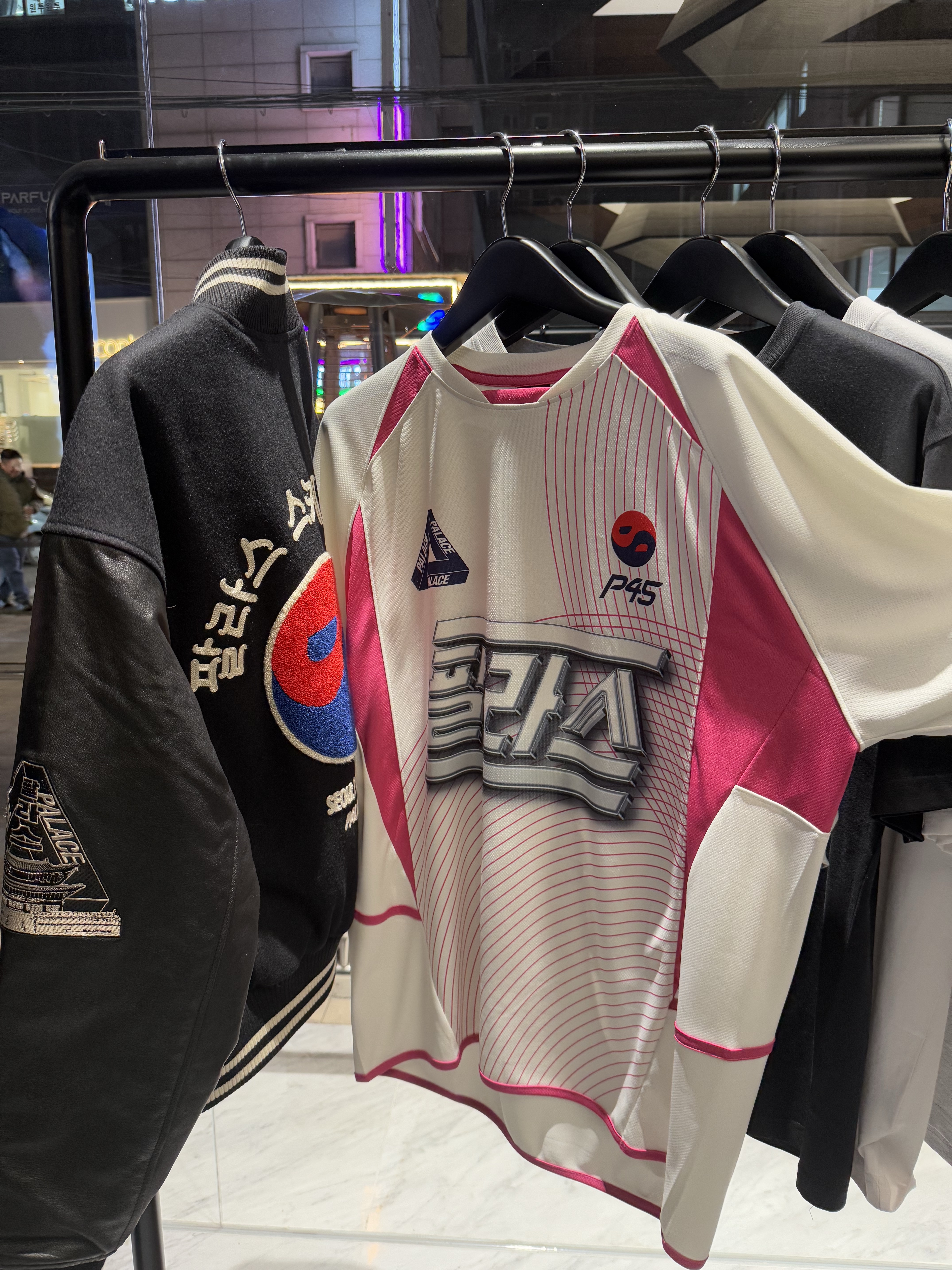 Palace Seoul 2 Seoul Jersey White Pink - 25SS, Palace Seoul 2 Seoul Varsity Jacket Black - 25SS 착용 스타일 - 1