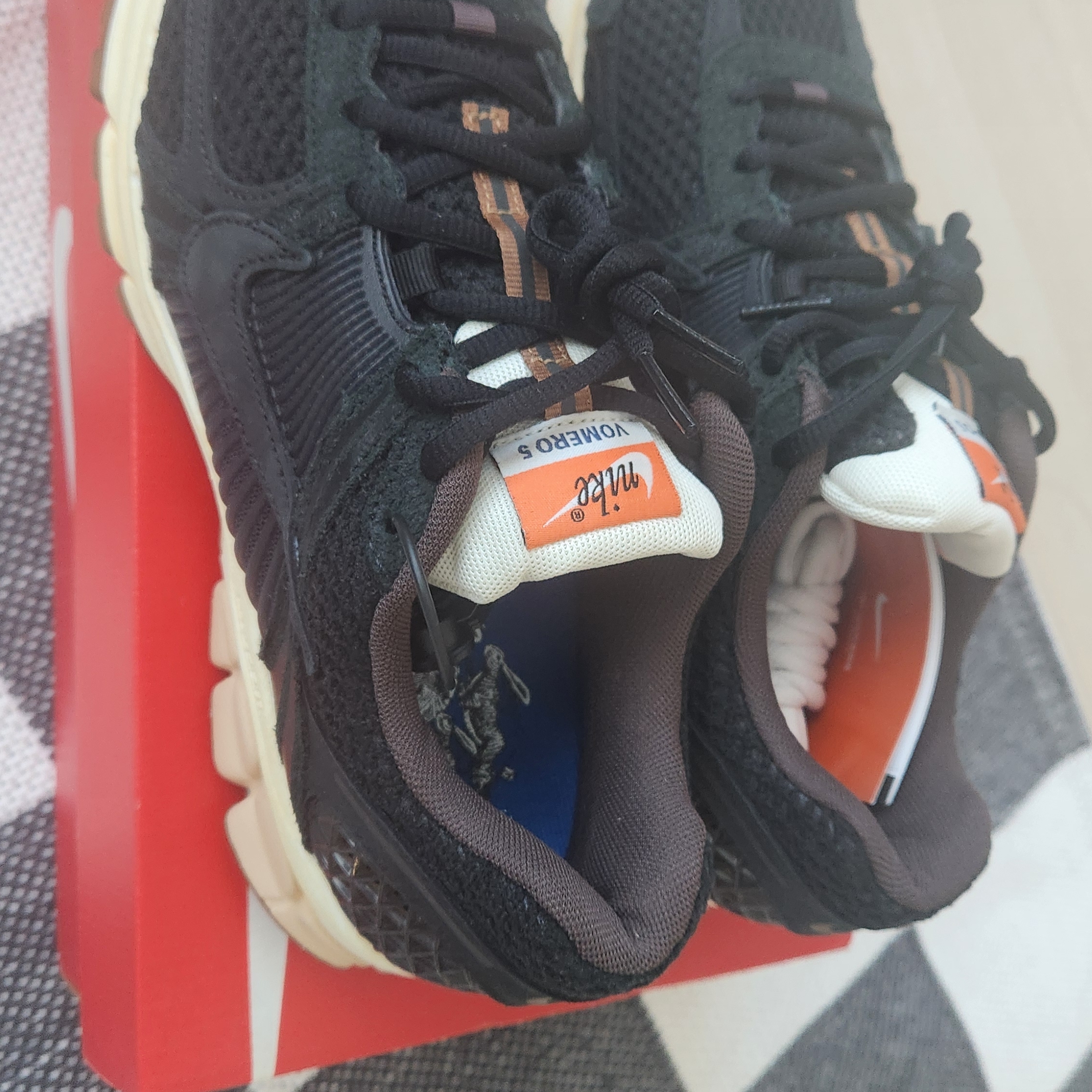 (W) Nike Zoom Vomero 5 Black 착용 스타일