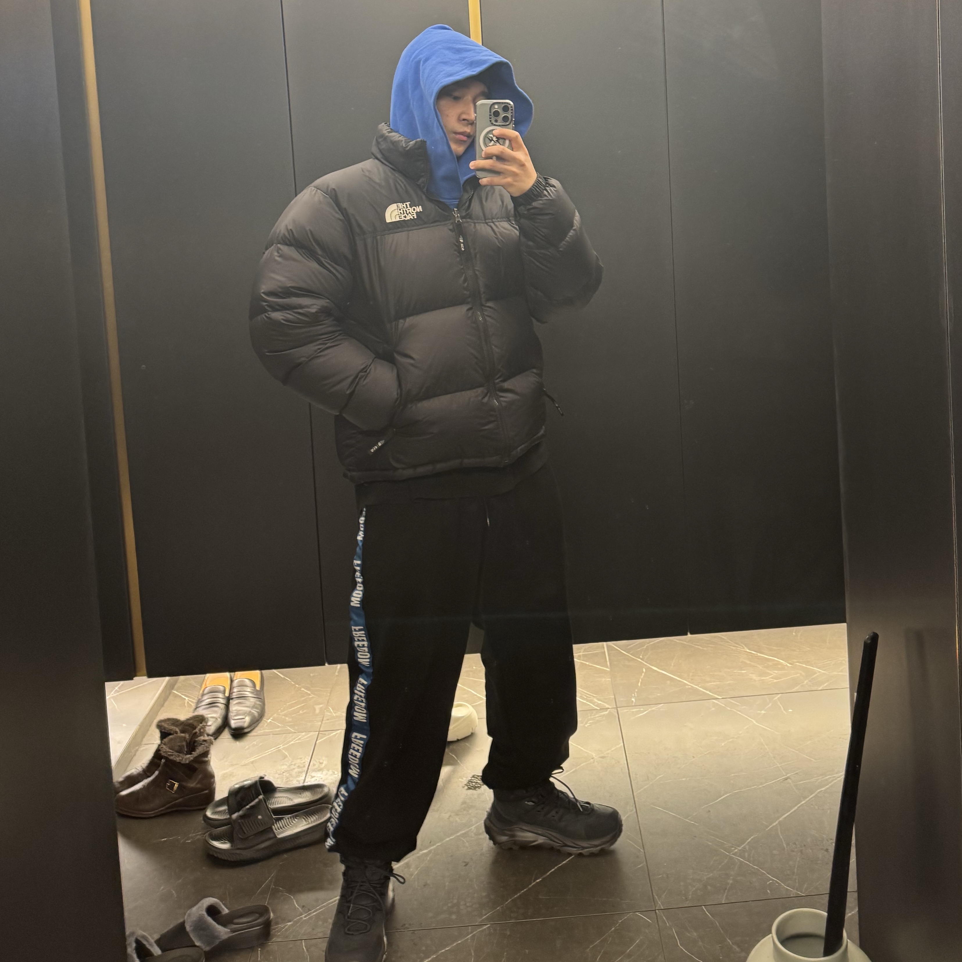 Yeezy Gap Hoodie Blue, Hoka Kaha 2 Gore-Tex Black 착용 스타일