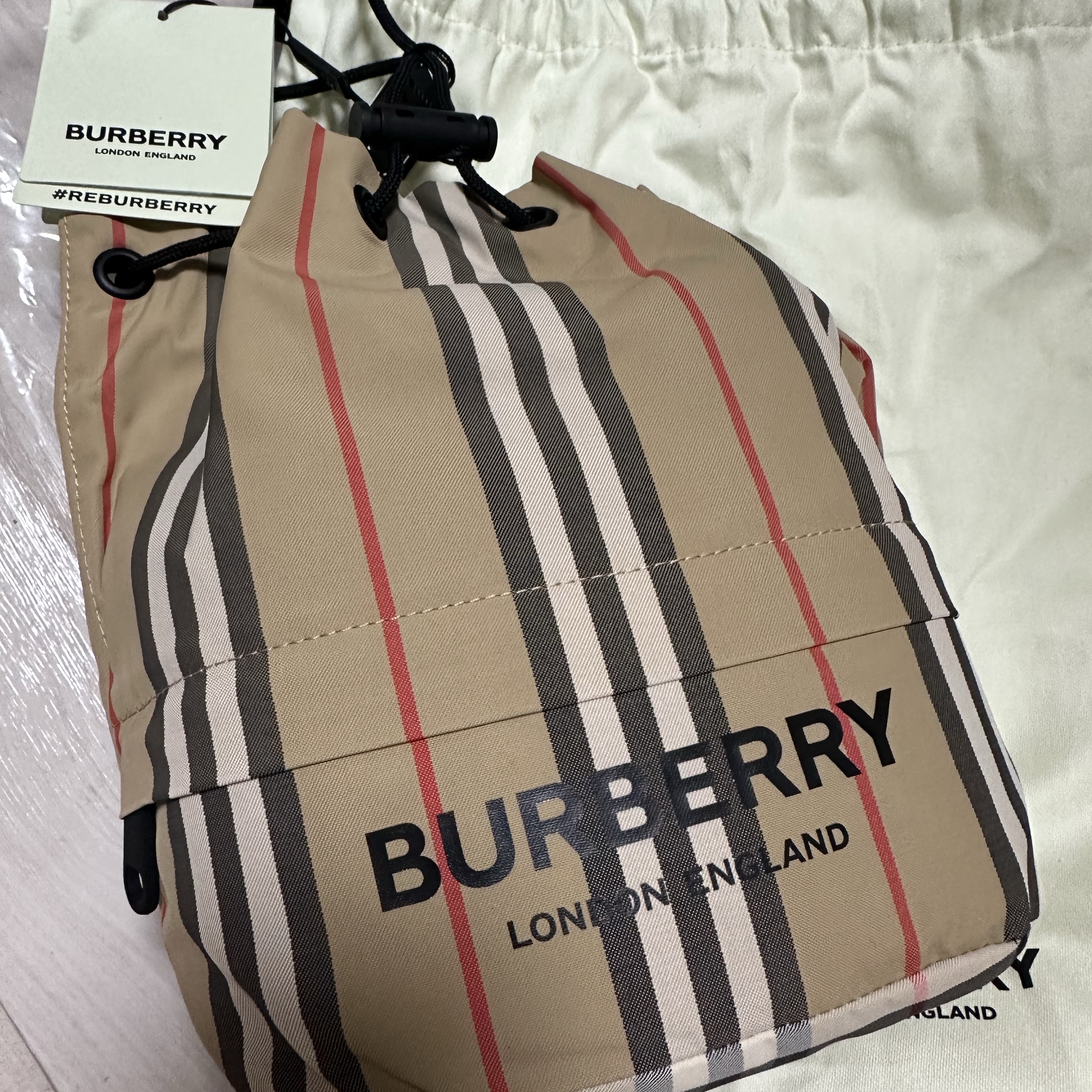 Burberry Icon Stripe Econyl Drawcord Pouch Archive Beige 착용 스타일 - 3