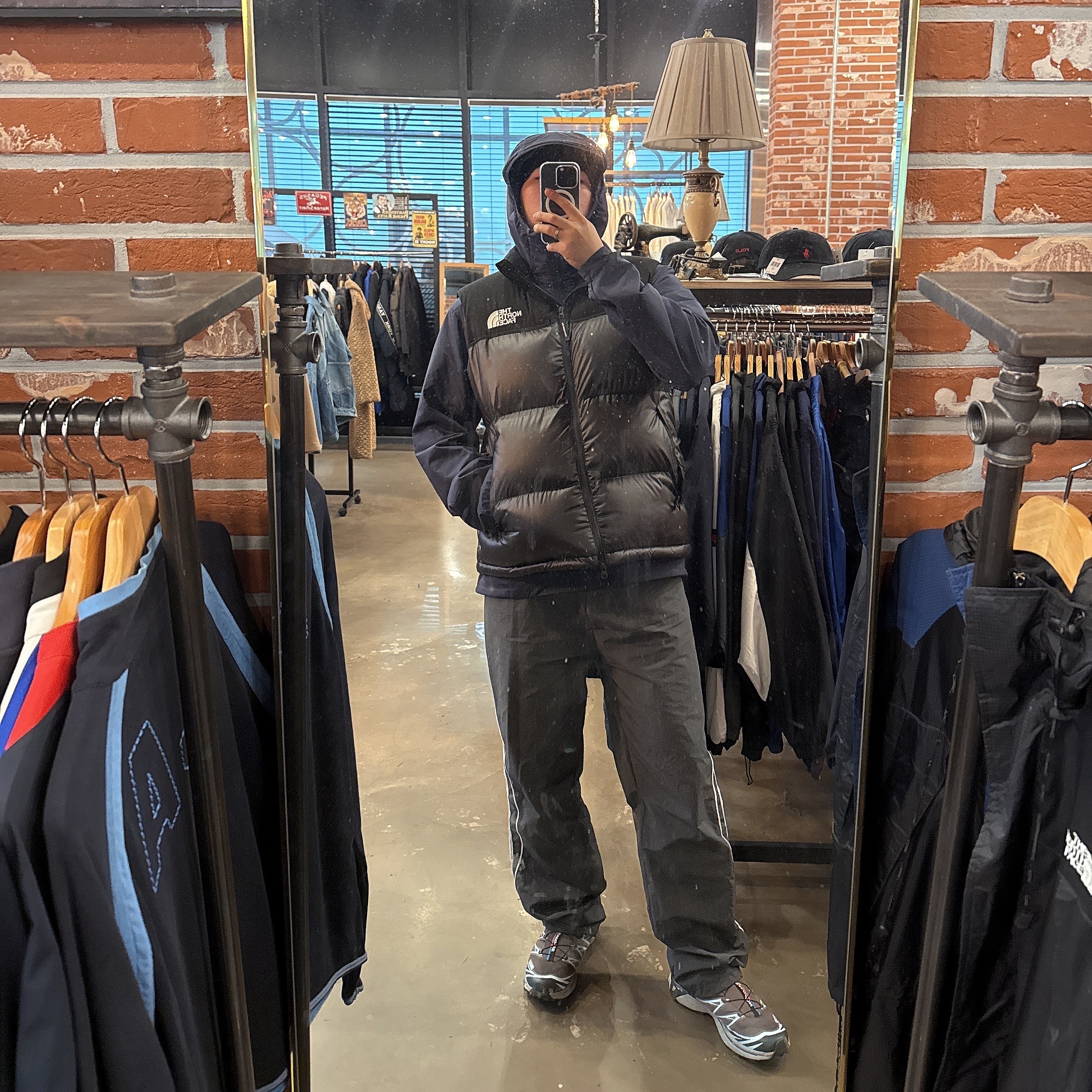 The North Face 1996 Retro Nuptse Vest Black, Arc'teryx Atom Hoody Black Sapphire 착용 스타일