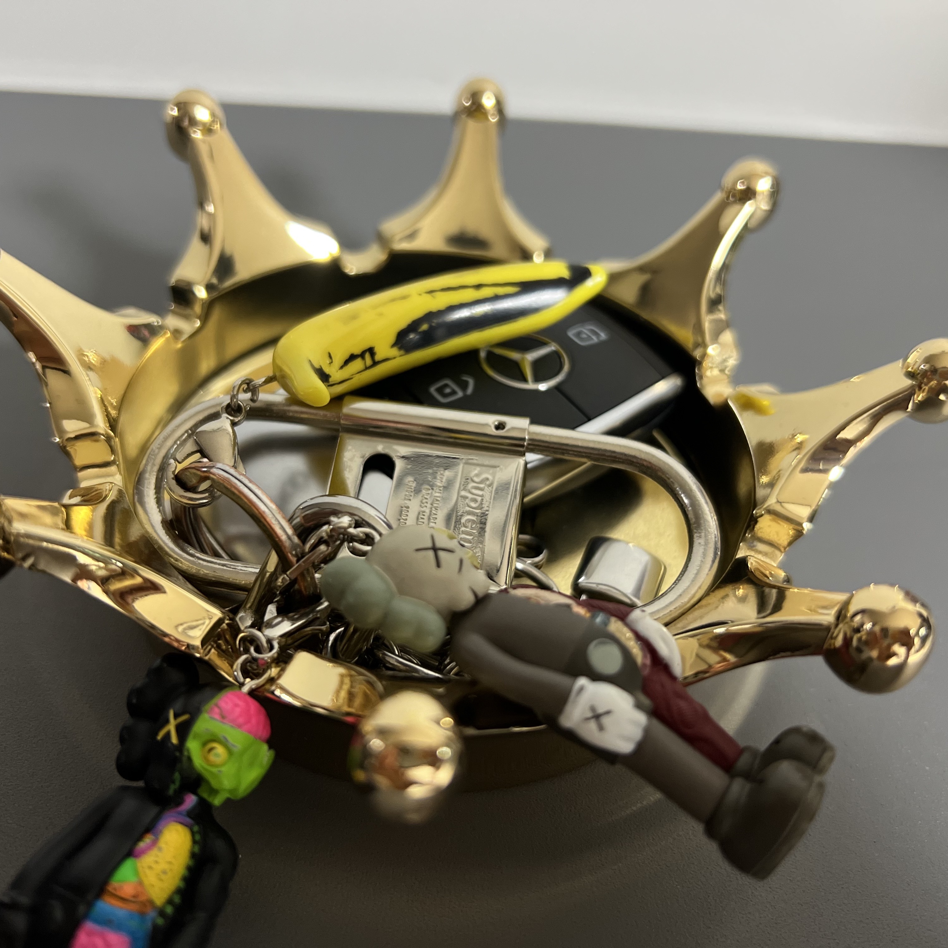 Stussy Crown Ashtray Brass 착용 스타일 - 1