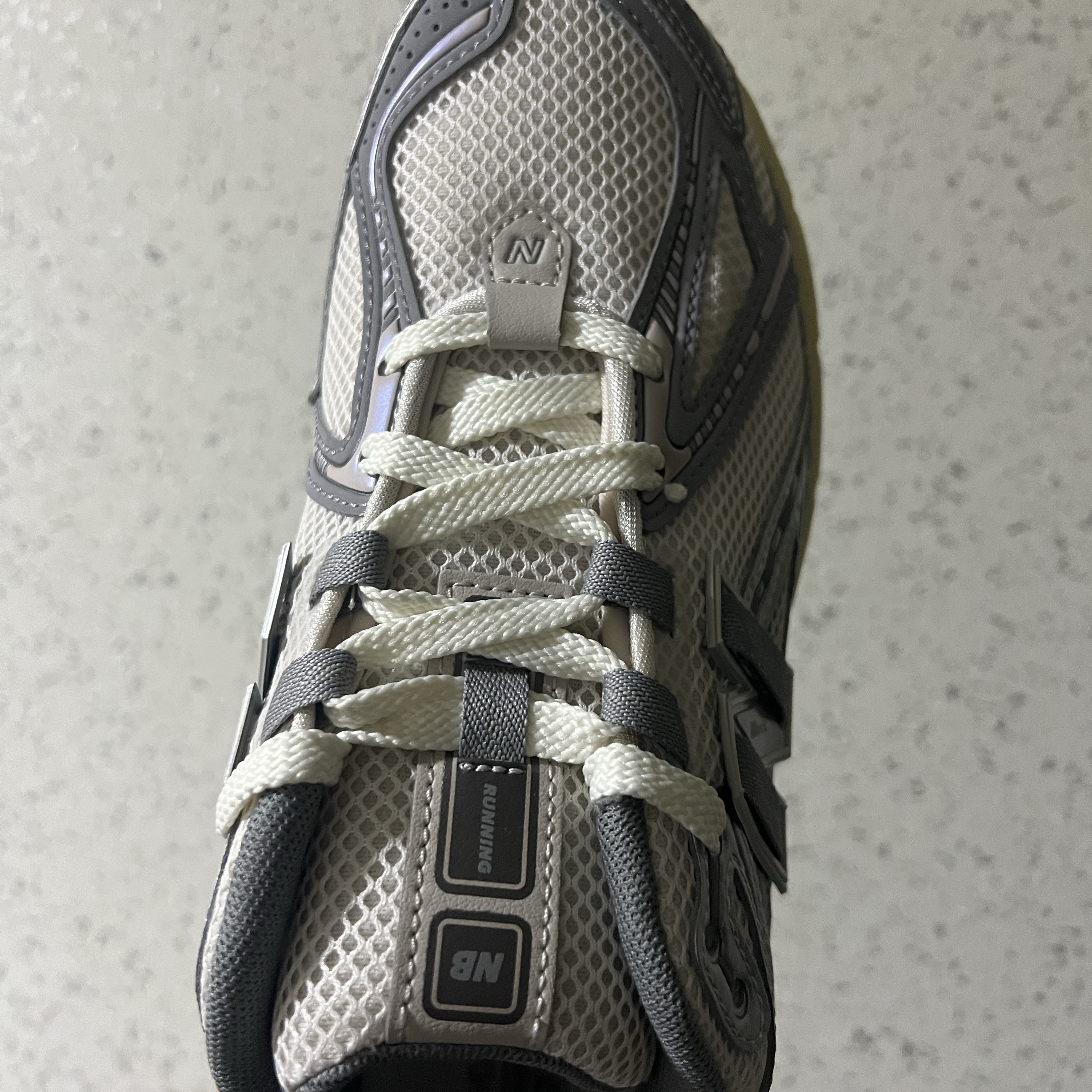 New Balance 1906R Grey Silver 착용 스타일 - 5