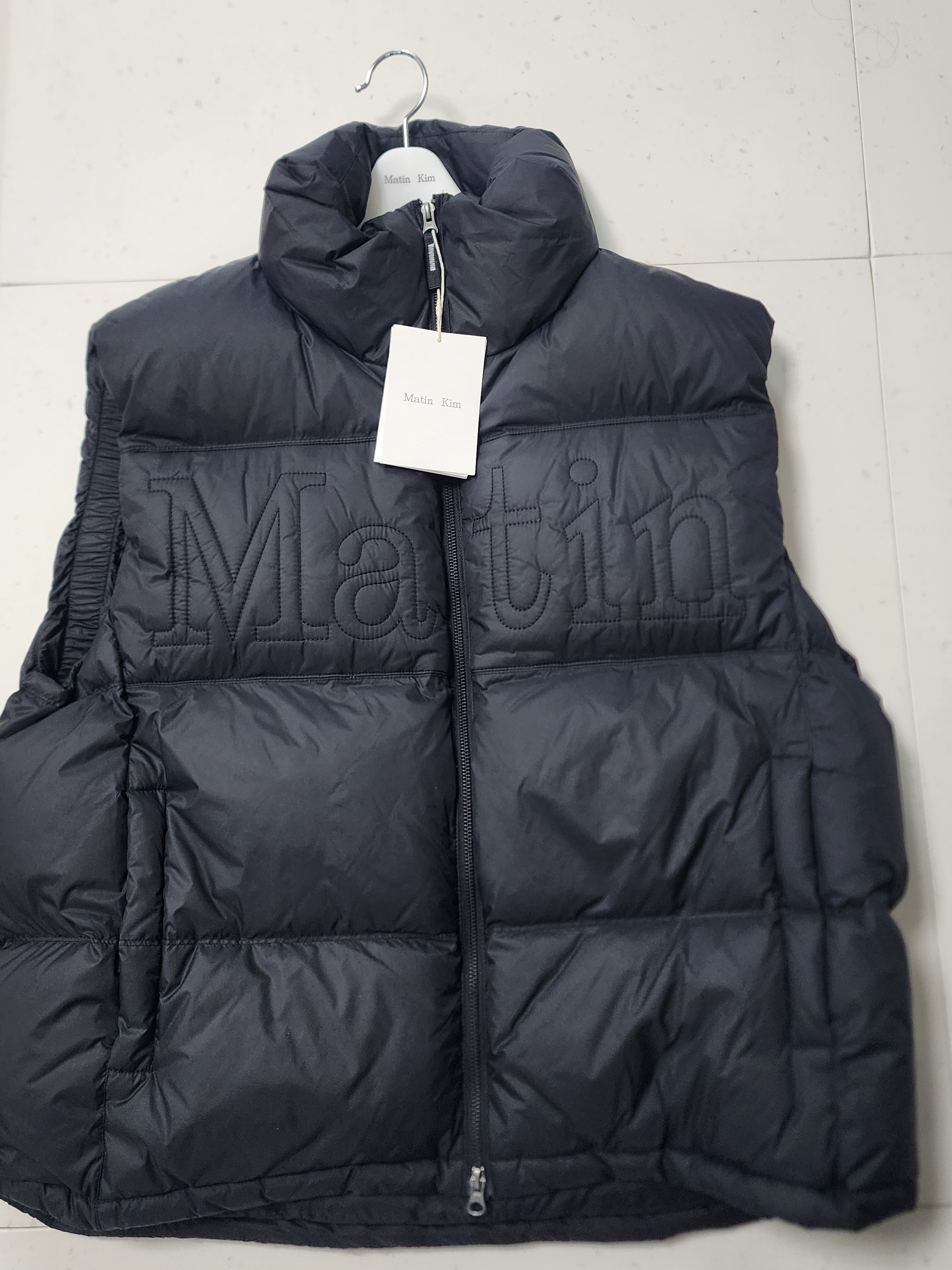 Matin Kim Big Logo Point Down Vest Black 착용 스타일 - 1