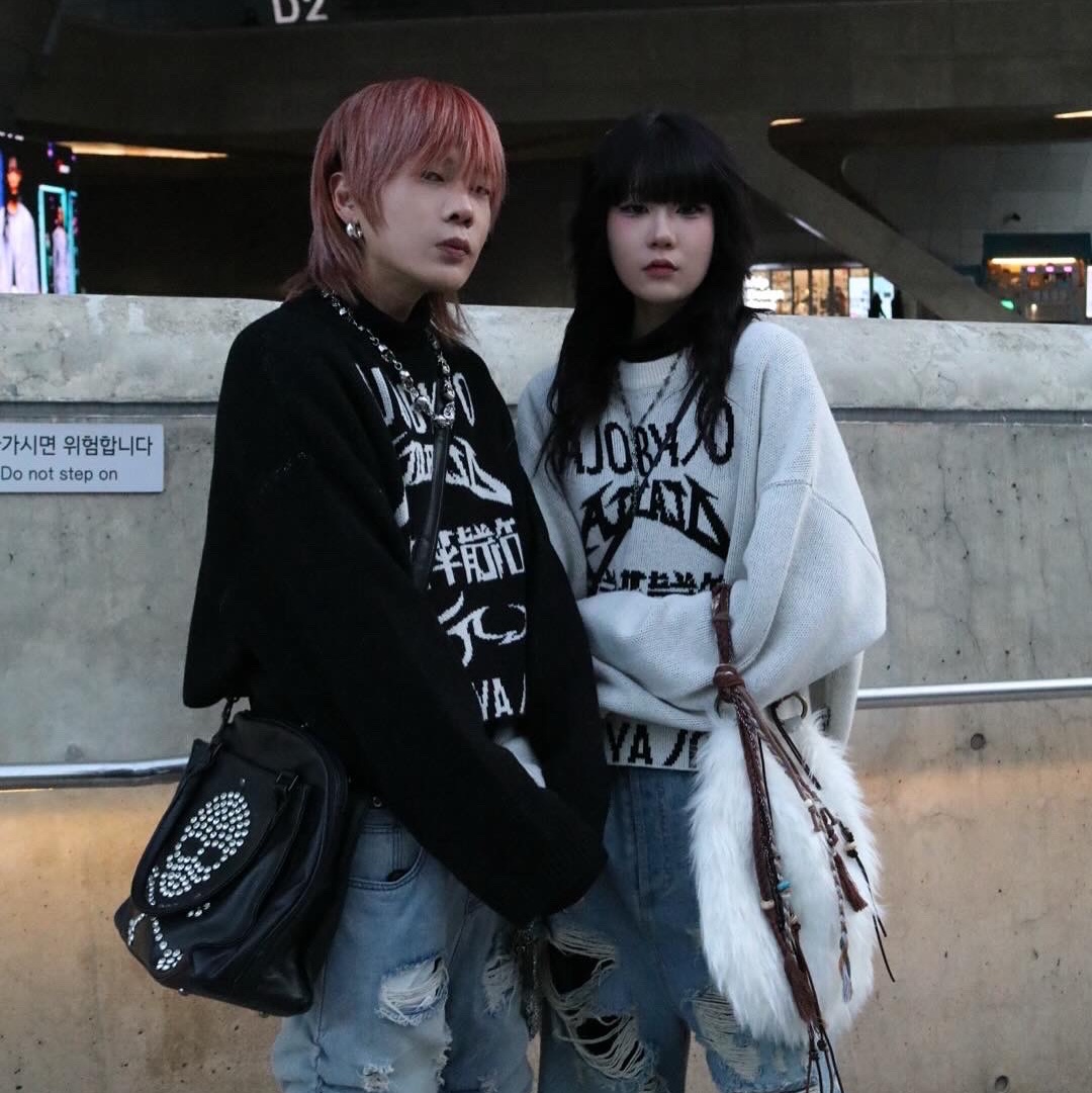 AJOBYAJO PBA Total Logo Cropped Sweater BLACK, AJOBYAJO PBA Total Logo Cropped Sweater IVORY 착용 스타일 - 1